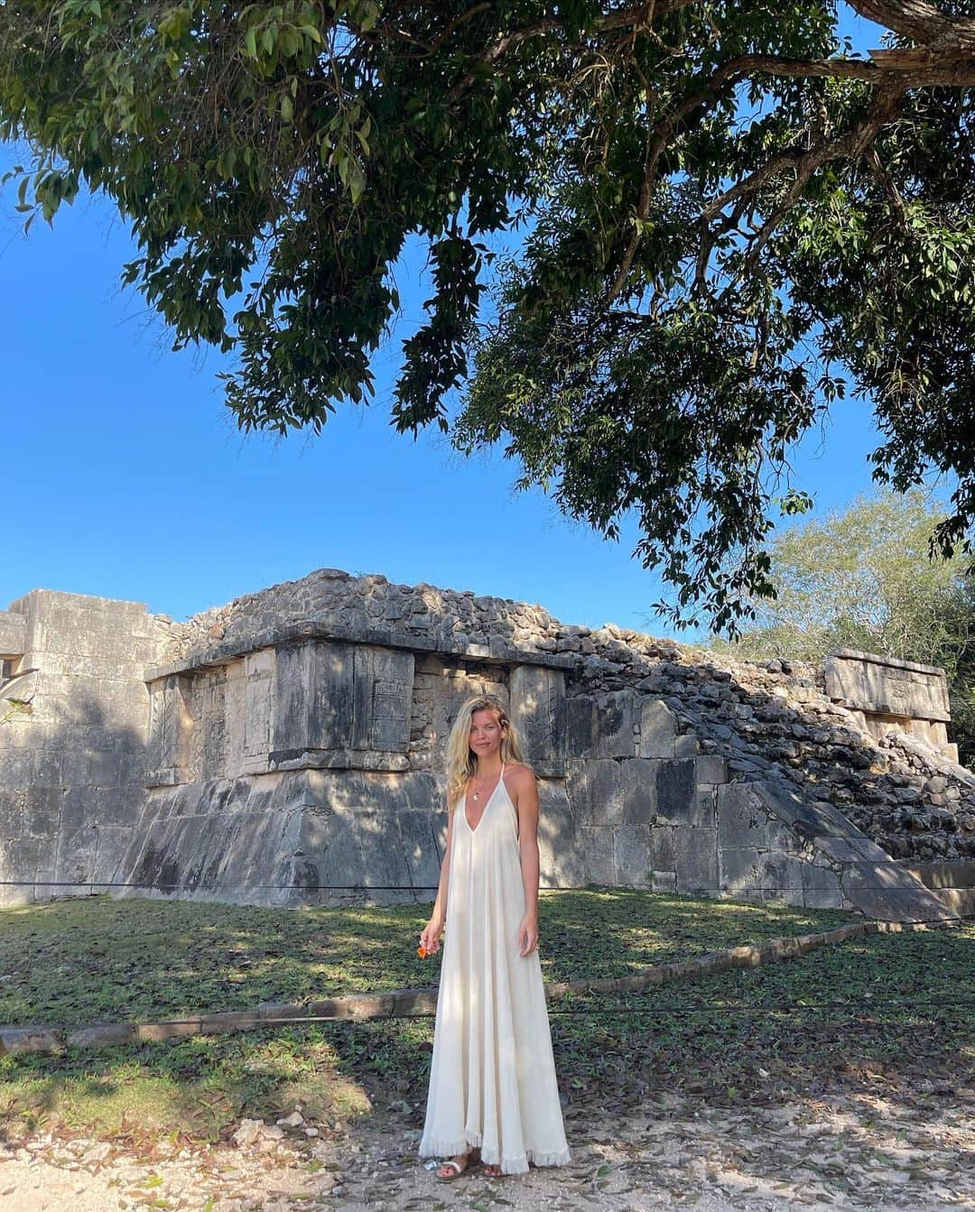 アナリン・マッコードのインスタグラム：「Used to believe this Earth was a prison, healing is teaching me that it’s a playground… come play! ✨」