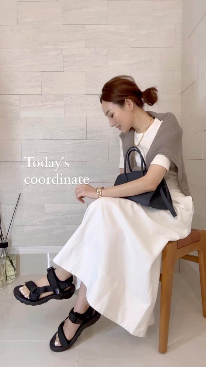 星玲奈のインスタグラム：「今年も活躍😍 去年もたくさんはいていた、 @classicalelf_official ×JaVaコラボのスポサン。（ブラック） そろそろ履ける時期がやってきた❤️ カチッとベルトで着脱楽ちん。 そして、どこまでも歩けそうなはき心地のよさ✨ ディズニーとかたくさん歩く日も間違いないやつです❤️ 19〜28cmとサイズ展開も豊富。 足幅もベルトで調整できるので うちは昨年から子どもたちともお揃いではいています😊 甘めのスカートコーデにスポサン合わせ、 今年もたくさんしよう❤️ ・ #クラシカルエルフ #classicalelf #エルフコーデ #タイアップ #java #ジャバ #uniqlo #gu #zara #ユニクロ #ジーユー #ザラ #zozo #zozotown #zozo購入品 #zozotown購入品 #サンダル #スポーツサンダル #フラットサンダル #春服 #春コーデ #春服コーデ #大人コーデ #大人カジュアル #プチプラ #プチプラコーデ」