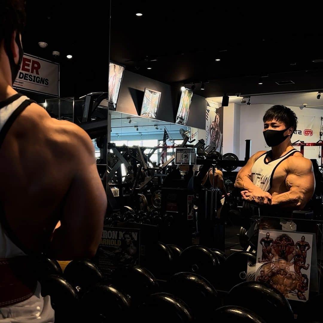 横川尚隆さんのインスタグラム写真 - (横川尚隆Instagram)「一度の人生破壊的に咲き破壊的に散りたいですね🤤 ⁡ 最近果物にハマってますりんごいちごばなな食べてますお肌の調子が良い気がする🍎 ⁡ ワンピースの最終話まではなんとしても生きていたいですね。 ⁡ ⁡ #Lyft#横川くんの筋肉ちゃんねる#THEBUILD#bodybuilding#ボディビル#training#workout #トレーニング#ワークアウト#筋トレ#fitness#フィットネス#筋肉 #腹筋#physique#フィジーク」3月31日 21時35分 - yokokawa_naotaka