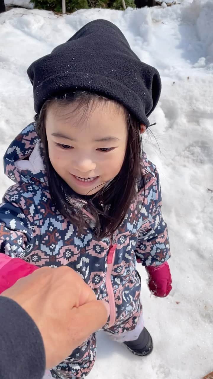 中井孝治のインスタグラム：「Backyard session with すーちゃん❤️ すーちゃんから雪板のお誘い🔥 最後はやっぱり1人w  🙏　@dmos_collective.japan  トシボーから授かったスノートイ最高😁  #芽育雪板 @volcomjapan  #volcomjapan #freefoot #snowtoy」