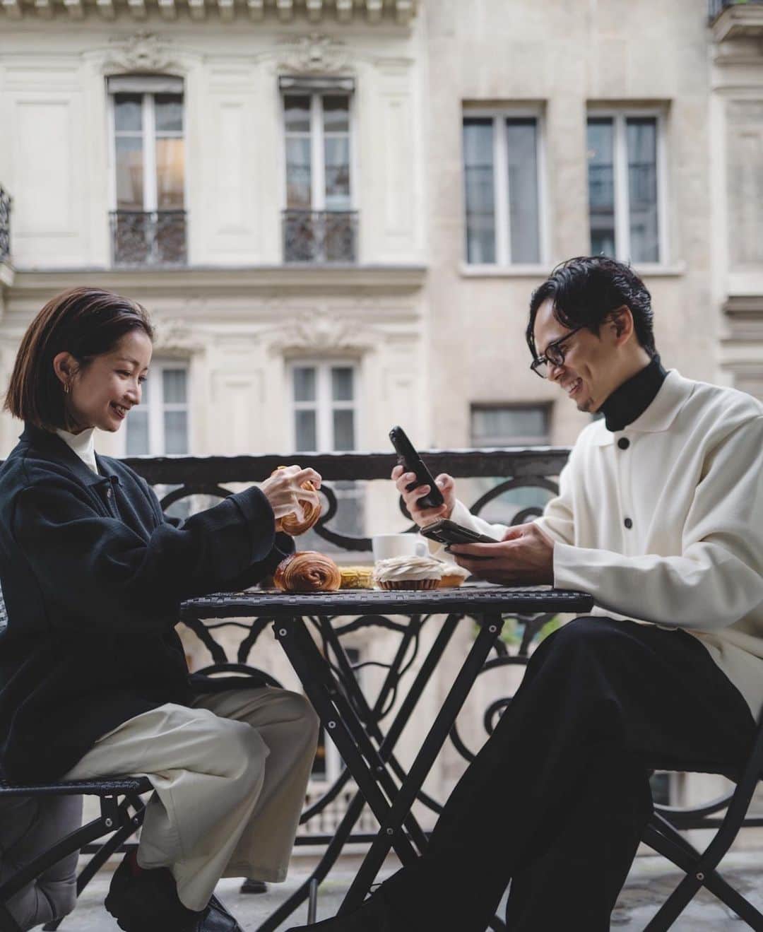 のインスタグラム：「・ 遠い昔に「2人、絶対に合うと思う！！」  そう言って私たちを引き合わせてくれた  @watanabenaomi703 ちゃん。  長い歳月を経て、先日入籍いたしました🌿  ここに至るまで励ましてくれたたくさんの友人や、快く証人を引き受けてくれた直美ちゃん&ヒミ、私たちの周りの方々には本当に感謝でいっぱいです✨  私は東京をベースに働いていますが、 お休みには京都でお手伝いしていますので是非hereにも会いに来ていただけたら嬉しいです☕️🕊️  直接お伝えできなかった方もいますのでこの場を借りてご報告させて頂きます。  未熟な私たちですが、今後ともご指導ご鞭撻のほど宜しくお願い致します。  #💍」