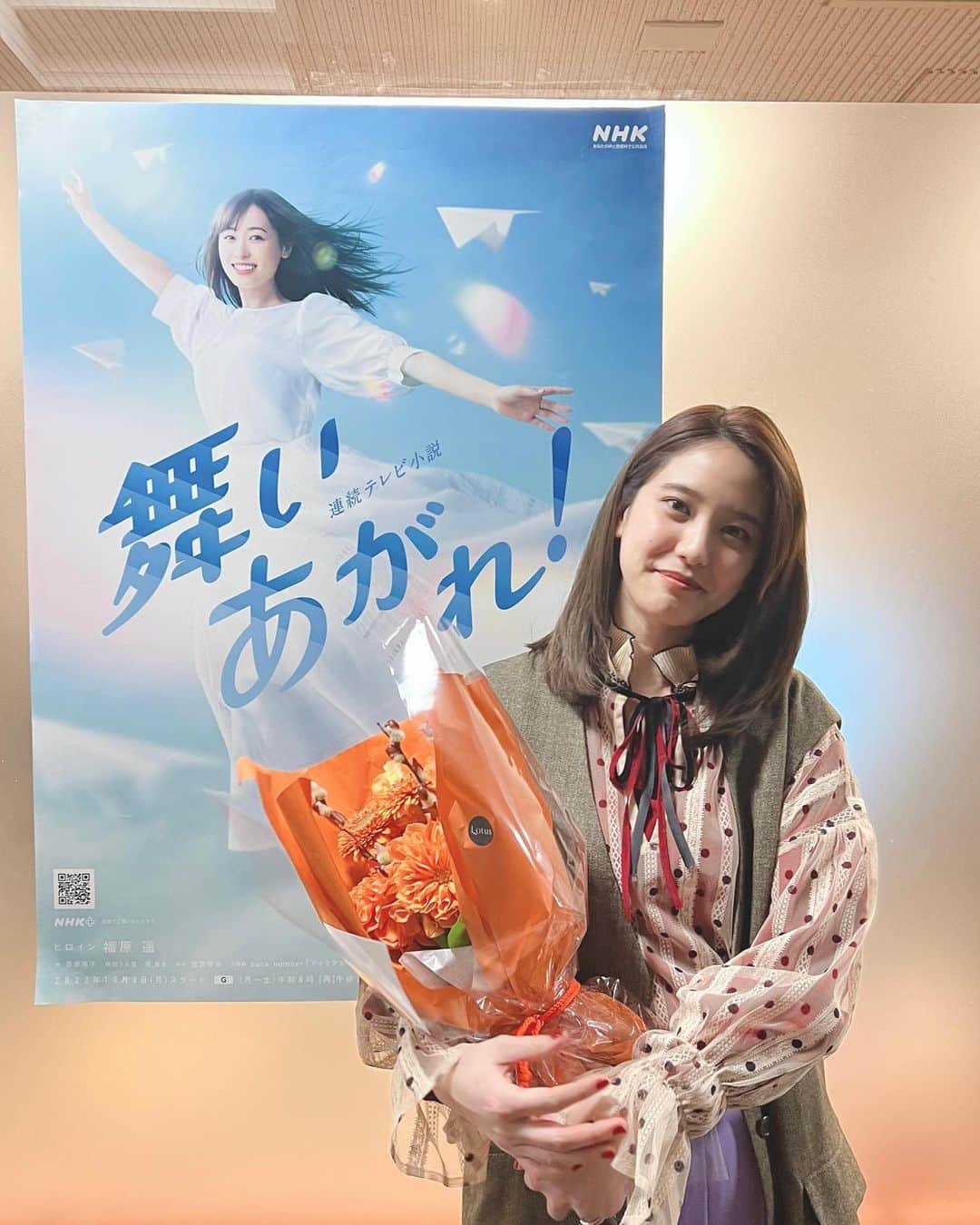 山崎紘菜のインスタグラム：「✈️ #舞いあがれ！ 本日最終回を迎えました。 最後、かささぎの中でプロシージャーを行う舞と 航空学校の寮の部屋でポスターに向かって 必死にプロシージャーを練習していた舞が重なって、 色々な思いと共に自然と涙が溢れてしまいました。  私自身、こんなに長い期間 同じ役と共に過ごしたことがなかったので 作品が終わってしまった今 倫子とも本当にお別れのような気がして なんだかとても感慨深いです。 どんなに間があいても 久しぶりに行くと「おかえり」と 迎え入れてくれる現場が大好きでした。 また帰っていけるようにこれからも精進します。 長い間本当にありがとうございました。 また、どこかの空でお会いできますように。 #矢野倫子 #舞がんばったね。」