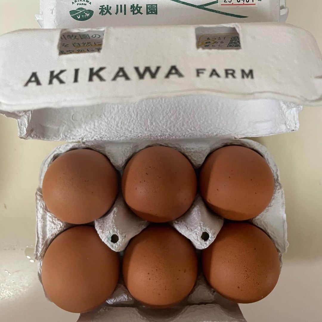 黄川田としえさんのインスタグラム写真 - (黄川田としえInstagram)「今朝の朝ごはんは 🌞菜花の炊き込みご飯 菜花と切り干し大根とベーコンのナムルをお出汁、醤油、塩、みりんと一緒に炊き込む。  🌞だし巻き卵 卵に　@yaizu_zempachi さんの白だしを加えて。  🌞鯛スープわかめ入り 🌞いちご  卵は　@akikawabokuen 秋川牧園さん。飼料と飼育にこだわった卵を買うようにしてます。他にも平飼い卵を色々買うけど秋川牧園さんの卵も安心で美味しいんですよ🍳  今月はインスタで見る卒業式の投稿に毎日うるうるしてました🥺。ご卒業の皆様おめでとうございます㊗️明日から4月ですね！  成長って嬉しくて寂しくて親としては色んな感情が出てくるけど、それも懐かしいなぁと思いつつ、変わったことも沢山、変わらないことも沢山。 うちの１６歳の変わらずは、おんぶちゃんポジションで私の背後をがっちり固めるところです。けっこう安心感あります。  #tottogohan  #tottorico #breakfast#朝ごはん #おうちごはん #親子#母娘 #子育て」3月31日 21時40分 - tottokikawada