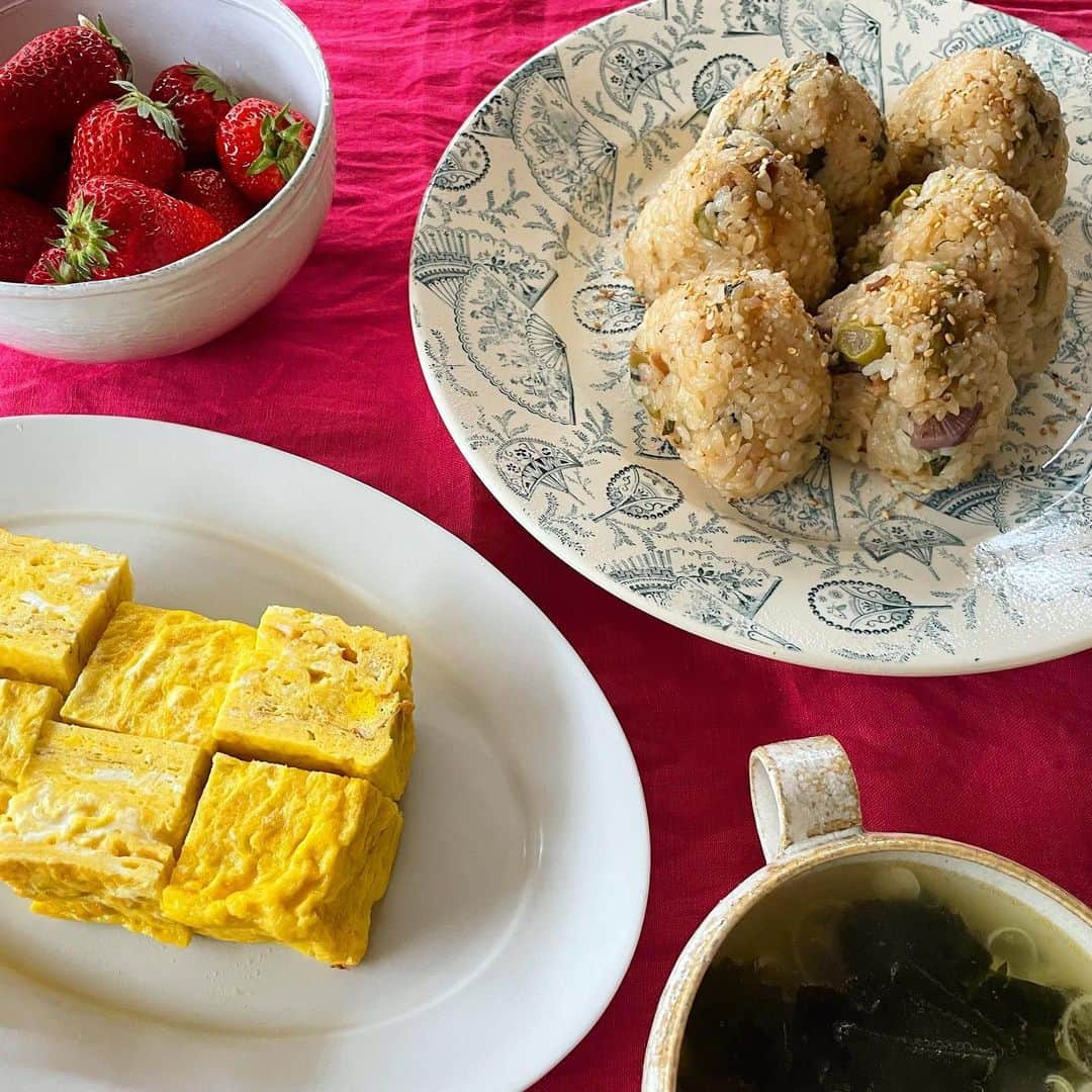 黄川田としえのインスタグラム：「今朝の朝ごはんは 🌞菜花の炊き込みご飯 菜花と切り干し大根とベーコンのナムルをお出汁、醤油、塩、みりんと一緒に炊き込む。  🌞だし巻き卵 卵に　@yaizu_zempachi さんの白だしを加えて。  🌞鯛スープわかめ入り 🌞いちご  卵は　@akikawabokuen 秋川牧園さん。飼料と飼育にこだわった卵を買うようにしてます。他にも平飼い卵を色々買うけど秋川牧園さんの卵も安心で美味しいんですよ🍳  今月はインスタで見る卒業式の投稿に毎日うるうるしてました🥺。ご卒業の皆様おめでとうございます㊗️明日から4月ですね！  成長って嬉しくて寂しくて親としては色んな感情が出てくるけど、それも懐かしいなぁと思いつつ、変わったことも沢山、変わらないことも沢山。 うちの１６歳の変わらずは、おんぶちゃんポジションで私の背後をがっちり固めるところです。けっこう安心感あります。  #tottogohan  #tottorico #breakfast#朝ごはん #おうちごはん #親子#母娘 #子育て」