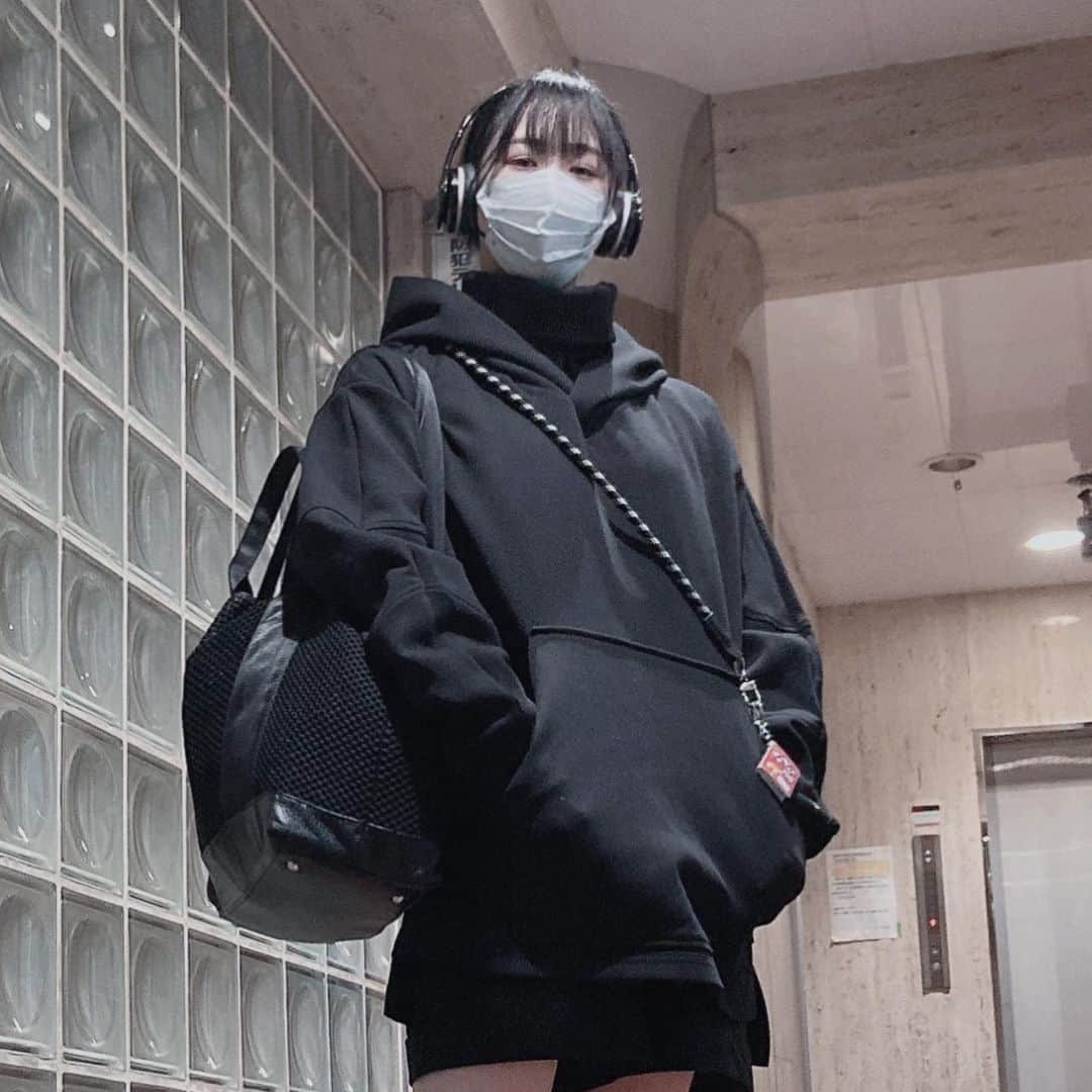 三田麻央さんのインスタグラム写真 - (三田麻央Instagram)「. ギャルみある  #まおふく」3月31日 21時40分 - kyunmao_m99