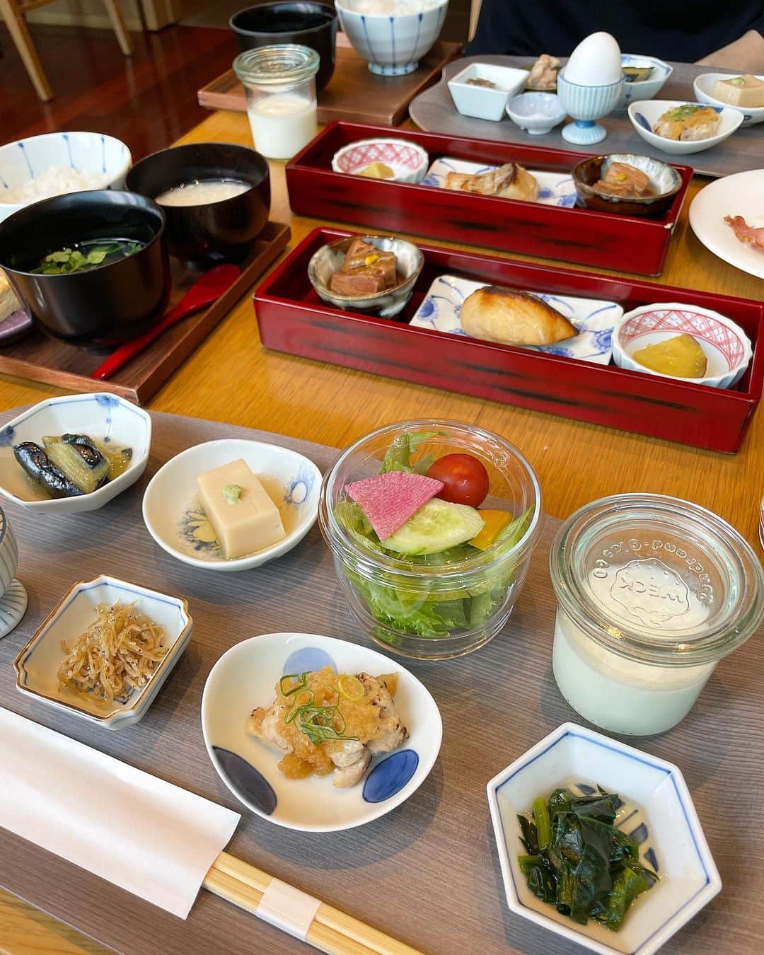 伊藤沙織のインスタグラム：「@mitsuigardenhotels はどこのホテルも朝食が充実しているそうです🕊  日本橋プレミアでは、金沢にある「浅田屋」が「日本橋浅田」として 料亭の味わいをそのままビュッフェ形式でいただくことができます。  小鉢に盛り付けられたおかずがどれも美味しくて、かなり満足度の高い朝食です🌿  今回ステイしたのはジュニアスイートのお部屋でした☺️ 広々としていて、黒を基調としたシックでラグジュアリーな空間。  江戸切子や江戸漆器の花瓶など、部屋の細部に日本伝統に飾られている和洋折衷も愉しめます🌸  夜は9階にあるBAR松へ🍸日本橋浅田の食事もオーダーでき、ドリンクも季節の果物を使った凝ったメニューもあります🍊🍓🥝 私はノンアルのオレンジドリンクをいただきました🍊  ちなみに日本橋プレミアでは大浴場もあるのが嬉しいポイント♨︎  都内だけど、充分にくつろぐことができる特別な時間を過ごす事が出来ました🫶  チェックアウトも12:00という、ゆっくり過ごせるのも魅力的な点です🥰  三越前駅直結で便利だけでなく、日本橋付近なので近くを散歩するだけでも楽しめるかと思います🌿  #三井ガーデンホテル #三井ガーデンホテル日本橋プレミア  #ホテルステイ #mitsuigardenhotel #pr」