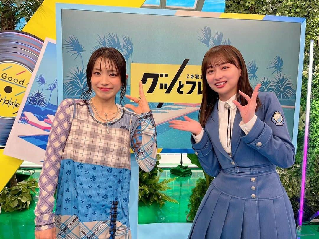 影山優佳さんのインスタグラム写真 - (影山優佳Instagram)「TBS『この歌詞が刺さった！グッとフレーズ』第8弾に出演させていただきました。  21年という短い人生の中でも数えきれないほど音楽の力や歌詞の力に助けてもらってきました。  それはそっと隣に寄り添ってくれるような言葉もあれば無理矢理にでもぬかるみから引っ張り出してくれるような言葉もあって様々で、 その言葉たちの全てが今の私を形成してることを番組を通して改めて実感しました。  日向坂46というアイドルグループの一員として、誰かの心に光を灯せるような生き方ができていたら幸いです。  みなさんの好きな歌詞はなんでしょうか？  収録後に大好きなmiwaさんとお写真を撮っていただきました！✨  番組内でご紹介させていただいた『春になったら』や歌詞の解説をなさっていた『あなたがここにいて抱きしめることができるなら』は、 特に大好きな楽曲なのでお話を伺えて幸せすぎました…！  ちなみにポーズは日向坂の「ヒ」と、 「今っぽいのってなんですかね〜」と2人で考えて決めたものです🤣🤣 ありがとうございました…！！  #miwa さん #グッとフレーズ #music #音楽 #日向坂46 #影山優佳 #kagegram」3月31日 22時55分 - kageyamayuka_official