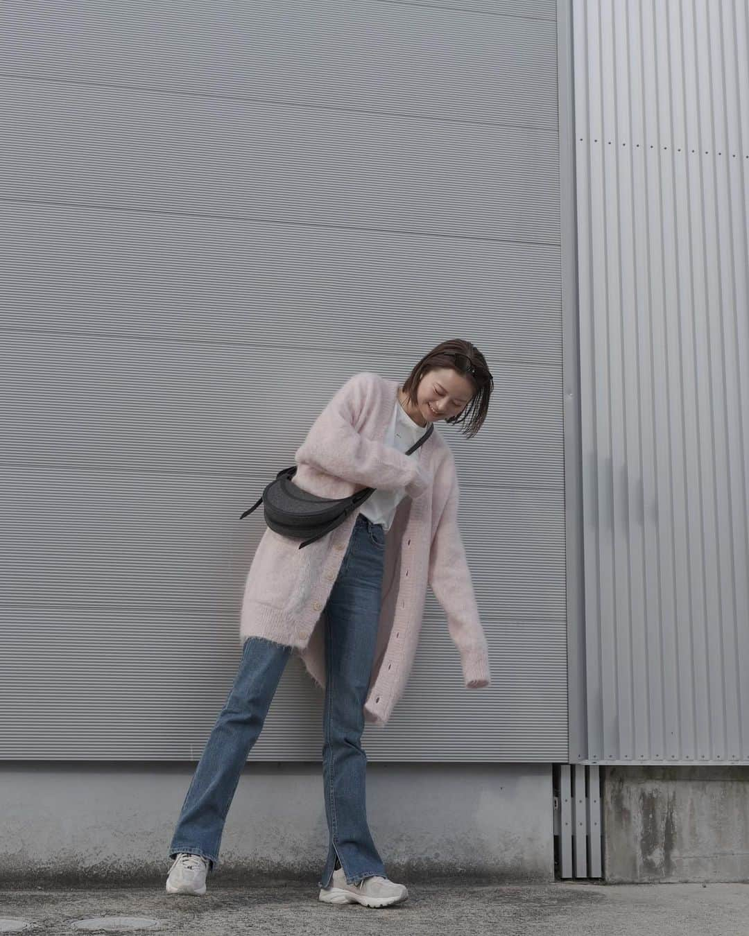 田中日菜のインスタグラム：「🌸👗✨ . . tops @apc_paris  knit @auralee_tokyo  denim @reurie_official  bag @polene_paris  shoes @newbalance  . . . #ootd#hina服#春服#春コーデ」