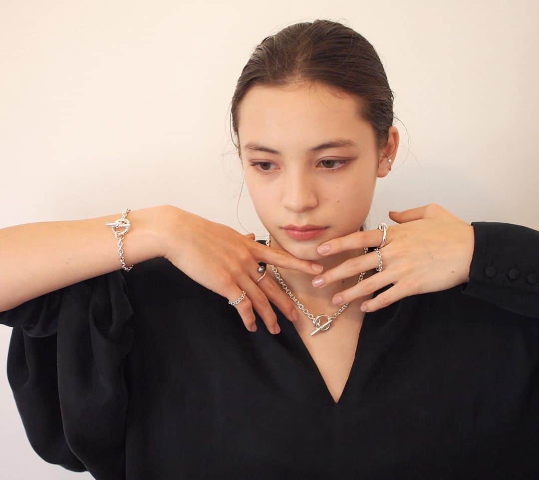 のインスタグラム：「TSUNEOKA JEWELRY 【POP-UP SHOP開催中】 3月29日(水)〜4月4日(火) 大丸 神戸店 7階中央イベントスペース 10:00-19:00(最終日17:00) @daimarukobe   お近くにお越しの際はよろしくお願いします💍  #tsuneokajewelry#大丸神戸店#ポップアップショップ」