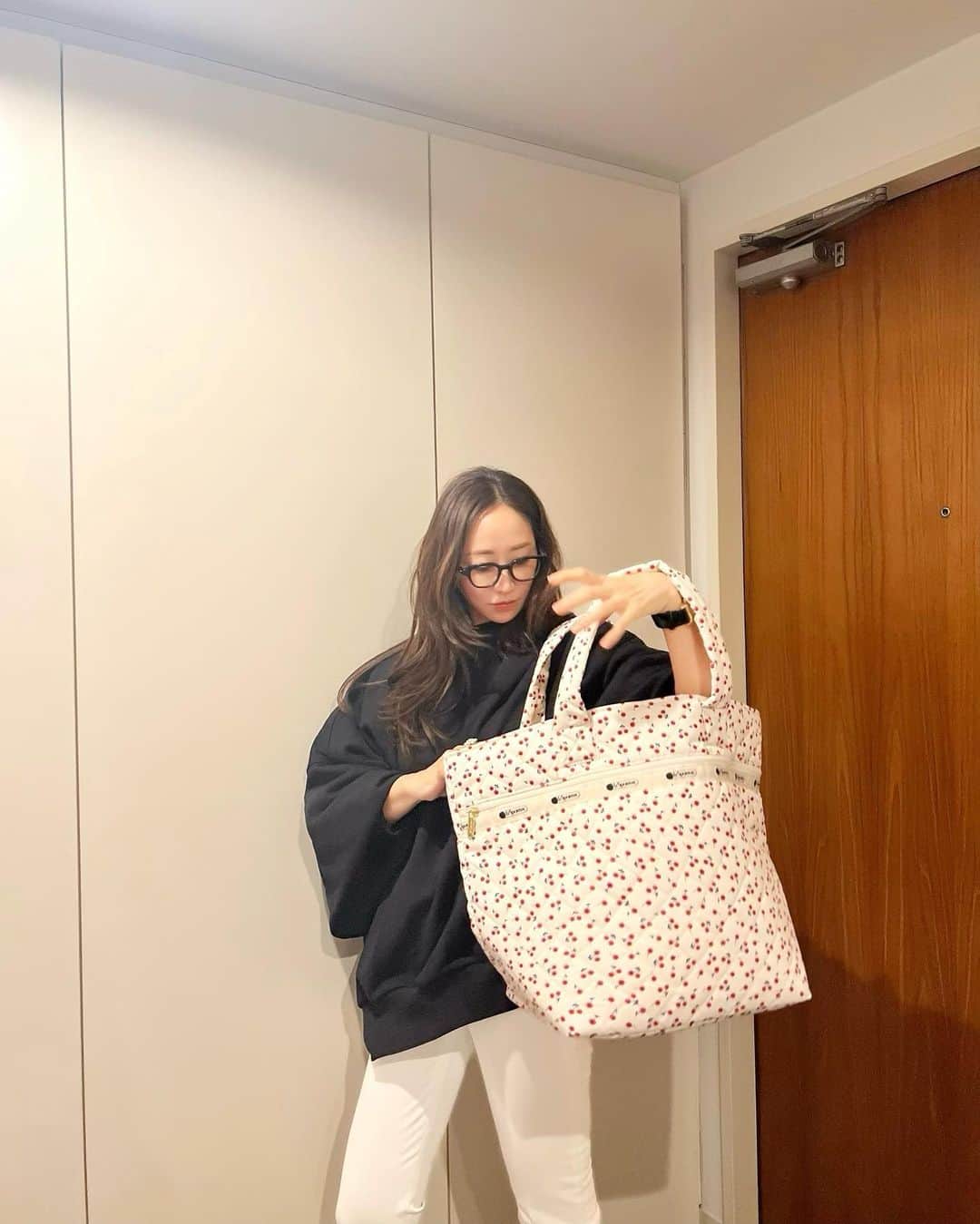 神崎恵のインスタグラム：「・ 🍒🍒🍒🍒🍒🍒🍒🍒🍒🍒🍒 本日発売した新刊へのコメントや感想が続々と届いています。 ストーリーズや投稿も、全部読んでいます。 ありがとうございます。 とてもとても嬉しいです。 お渡し会も楽しみだし、 初夏予定しているビューティ講座のイベントも楽しみだし、 レスポイベント(もう少しで告知予定です)も楽しみで🥺 今年はとにかくみなさんにお会いして美容のお話をたくさんするんだ！と意気込んでいます。  息子👦が旅行から帰ってきまして、(長かった😭) ひっつき虫のようにへばりついています(わたしが息子に）。」