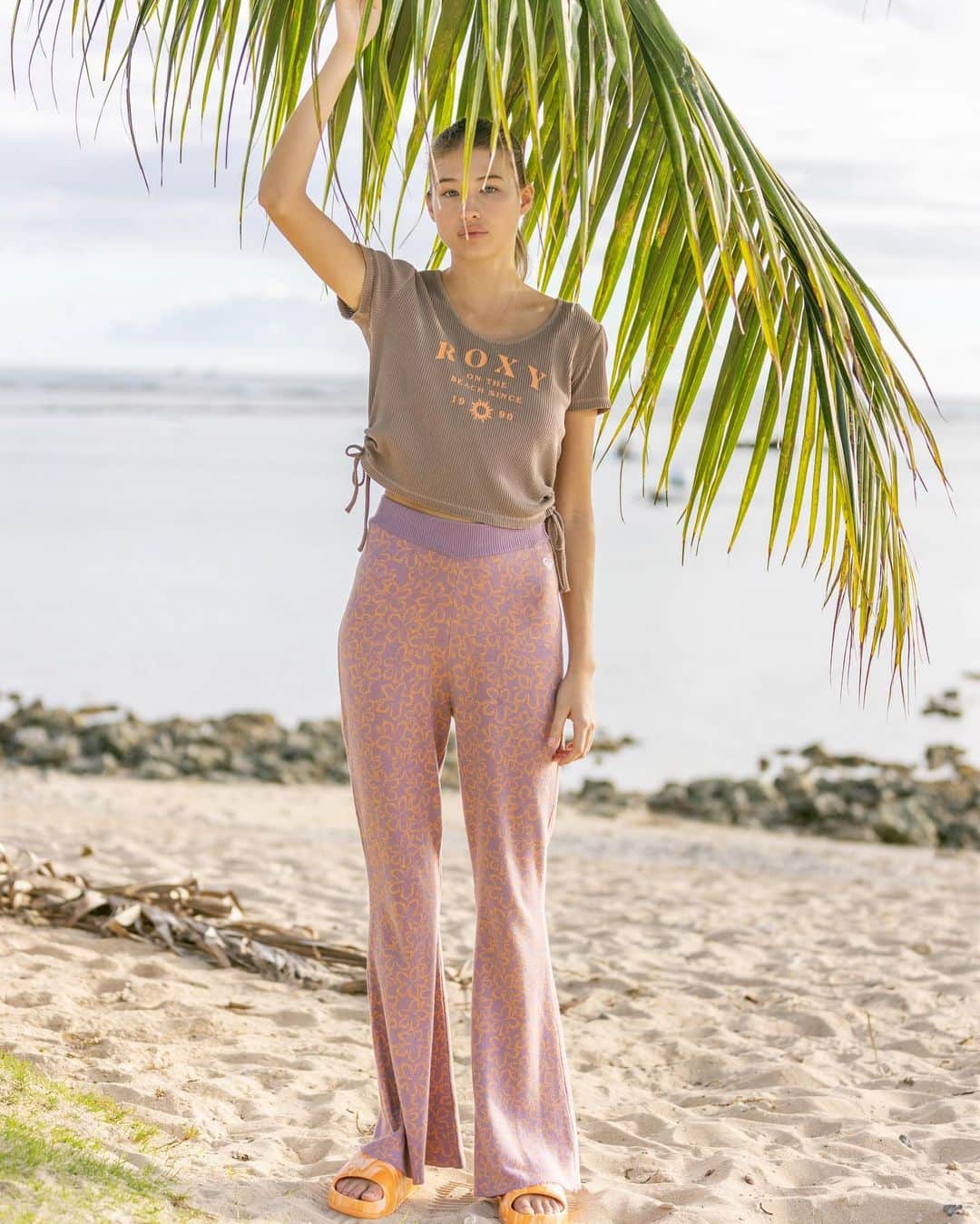 ROXY JAPANさんのインスタグラム写真 - (ROXY JAPANInstagram)「Hawaiian Heat 長く履けるニットパンツとサイドのブラウジングがかわいいトップス。」3月31日 21時49分 - roxyjapan