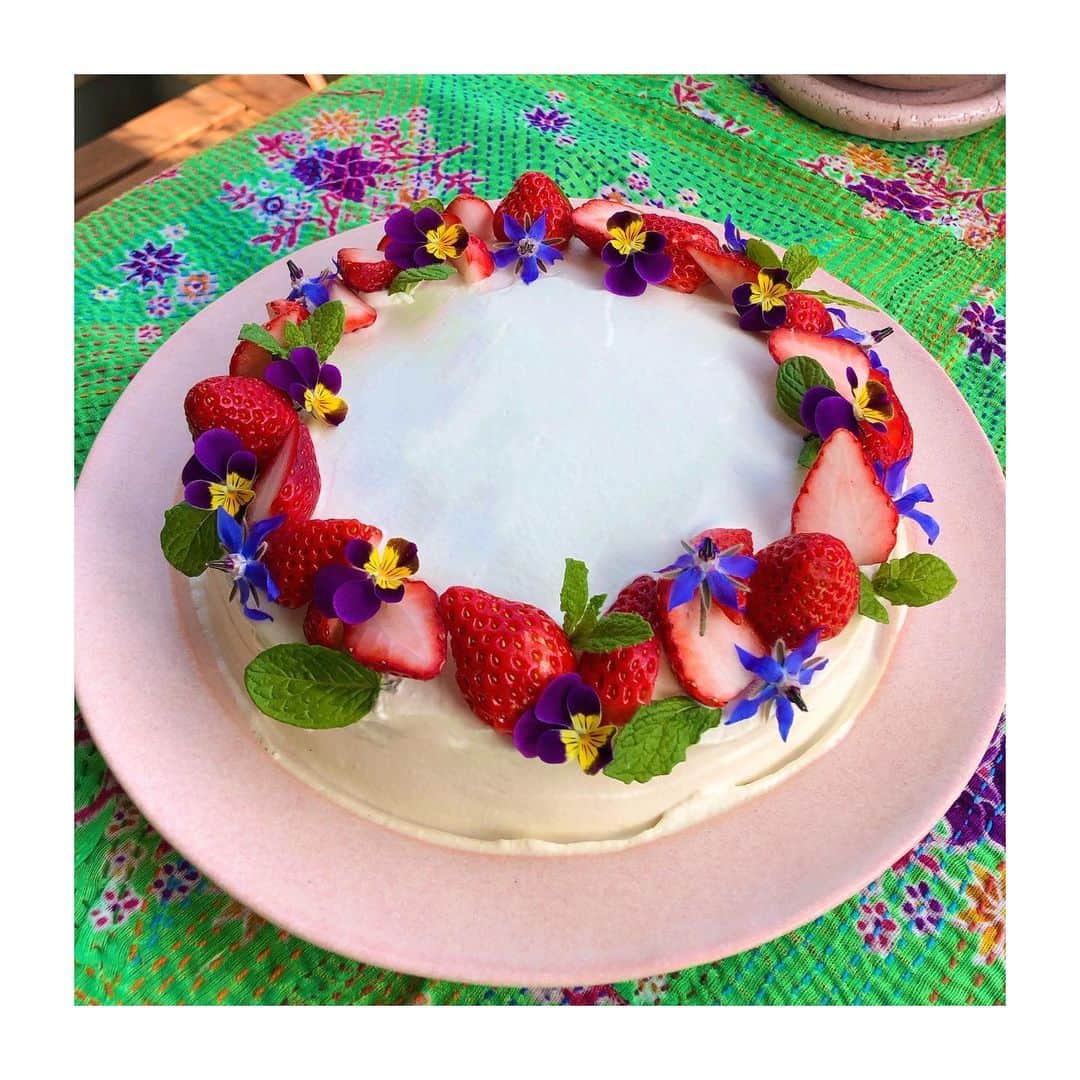 森千波のインスタグラム：「最近はまってるショートケーキ作り🍰 庭のエディブルフラワーも咲きはじめたのでのっけてさらにウキウキ‬🌱 #1000okashi  #お菓子作り」