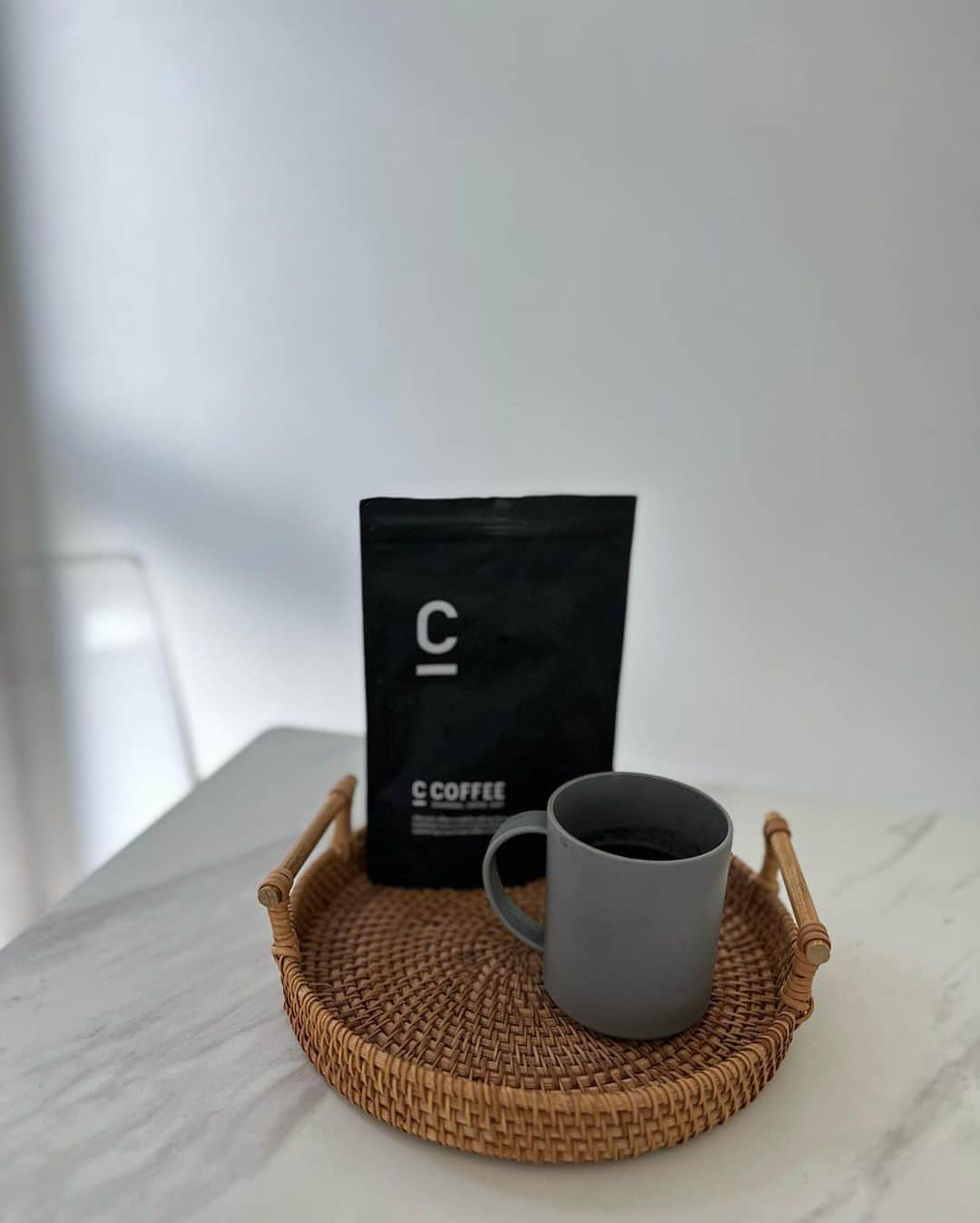 丸山悠美さんのインスタグラム写真 - (丸山悠美Instagram)「ここ１ヶ月毎日飲んでいる「C COFFEE」 朝は娘が起きてくる前に お湯を沸かして必ず飲んでる。 気持ちの切り替えスイッチになりつつある☕️✨ 自然と手が伸びて口に入れてしまうのは 飲みやすく芳醇な香りに癒されてしまうから。  炭のクレンズパワーなのか、毎日スッキリしています。 私にはとっても合っていたみたいで嬉しい✨ ちょこっと甘いものに手が伸びそうな時、 やっぱり「C COFFEE」にしようかな？って 飲んでみると満足感がある ♡  最近カフェインレスが出たばかりだから 朝はブラック、夜はカフェインレスを飲もうかな、 なんて思っています。  @c_coffee_official  #CCOFFEE  #シーコーヒー #チャコールクレンズ  #コーヒー #ダイエット #コーヒーのある暮らし #ママ #MTCオイル  #ボディメイク #朝ご飯 #美容  #pr」3月31日 21時52分 - maruyumi