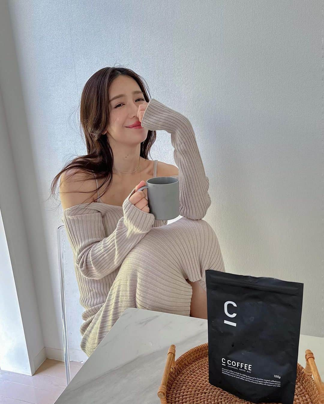 丸山悠美さんのインスタグラム写真 - (丸山悠美Instagram)「ここ１ヶ月毎日飲んでいる「C COFFEE」 朝は娘が起きてくる前に お湯を沸かして必ず飲んでる。 気持ちの切り替えスイッチになりつつある☕️✨ 自然と手が伸びて口に入れてしまうのは 飲みやすく芳醇な香りに癒されてしまうから。  炭のクレンズパワーなのか、毎日スッキリしています。 私にはとっても合っていたみたいで嬉しい✨ ちょこっと甘いものに手が伸びそうな時、 やっぱり「C COFFEE」にしようかな？って 飲んでみると満足感がある ♡  最近カフェインレスが出たばかりだから 朝はブラック、夜はカフェインレスを飲もうかな、 なんて思っています。  @c_coffee_official  #CCOFFEE  #シーコーヒー #チャコールクレンズ  #コーヒー #ダイエット #コーヒーのある暮らし #ママ #MTCオイル  #ボディメイク #朝ご飯 #美容  #pr」3月31日 21時52分 - maruyumi