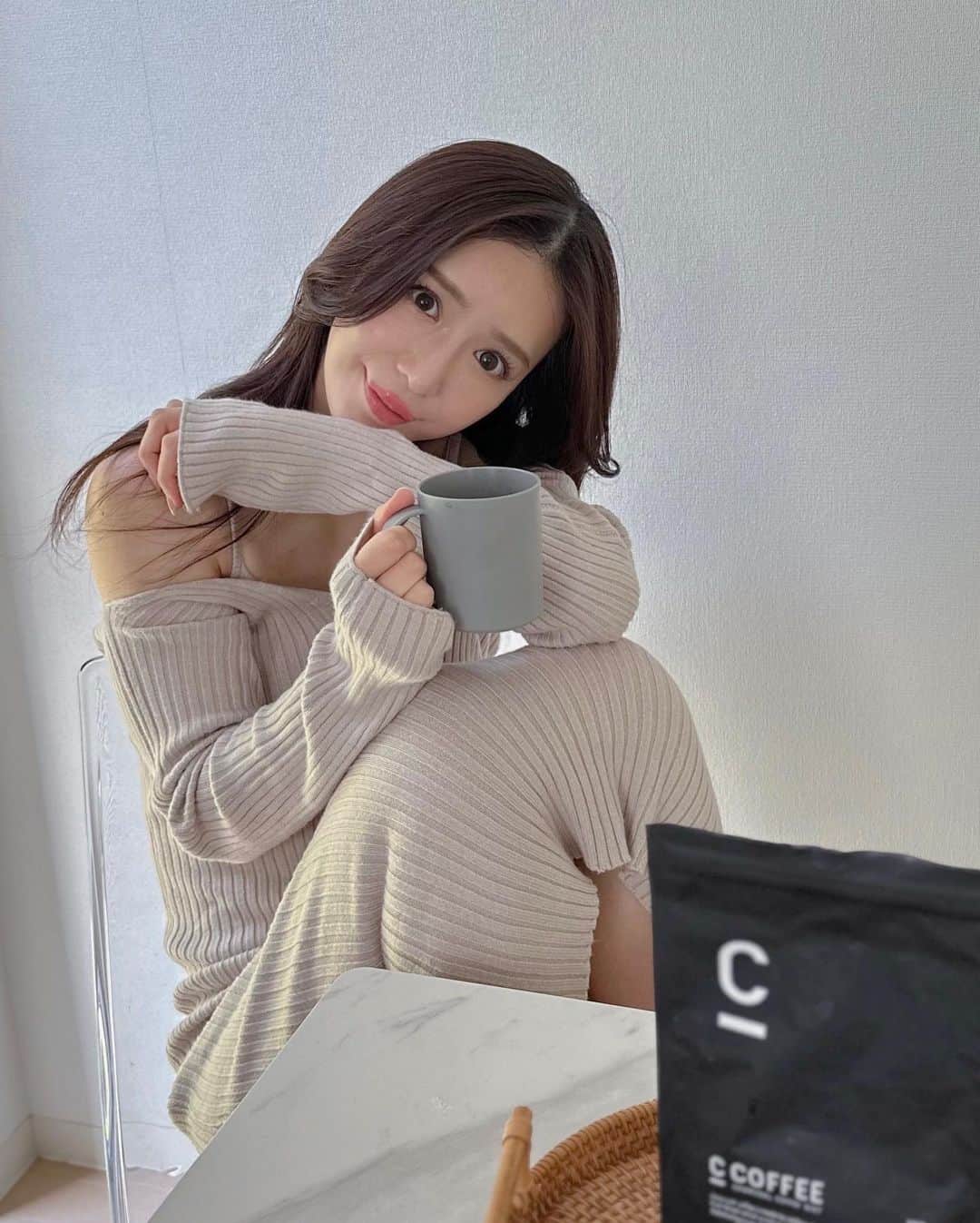 丸山悠美のインスタグラム：「ここ１ヶ月毎日飲んでいる「C COFFEE」 朝は娘が起きてくる前に お湯を沸かして必ず飲んでる。 気持ちの切り替えスイッチになりつつある☕️✨ 自然と手が伸びて口に入れてしまうのは 飲みやすく芳醇な香りに癒されてしまうから。  炭のクレンズパワーなのか、毎日スッキリしています。 私にはとっても合っていたみたいで嬉しい✨ ちょこっと甘いものに手が伸びそうな時、 やっぱり「C COFFEE」にしようかな？って 飲んでみると満足感がある ♡  最近カフェインレスが出たばかりだから 朝はブラック、夜はカフェインレスを飲もうかな、 なんて思っています。  @c_coffee_official  #CCOFFEE  #シーコーヒー #チャコールクレンズ  #コーヒー #ダイエット #コーヒーのある暮らし #ママ #MTCオイル  #ボディメイク #朝ご飯 #美容  #pr」