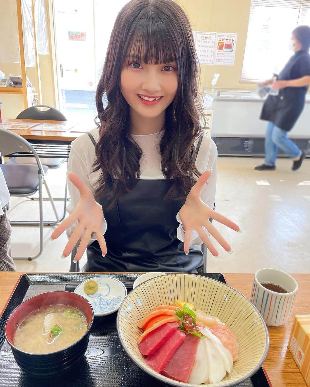 工藤咲姫のインスタグラム：「安くて新鮮✨美味しい✨ ボリューム満天💯 ‼️😋 『たっちゃん食堂』🐟  2day通っちゃった😋😋  マグロのお刺身ありがとうございました🙏🏻💕   #たっちゃん食堂  #ほっき貝  #ホタテ  #海鮮ラーメン  #ほっきカレー  #海鮮丼  #しらおい  #白老グルメ  #白老町  #サービス  #ごちそうさまでした  #ありがとうございます  #毎日投稿  #11日目  #工藤咲姫」