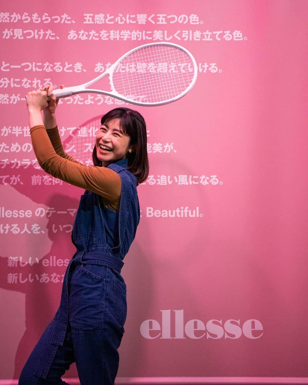 IZUMIのインスタグラム：「みなさん、テニス🎾しませんか？😆 めちゃくちゃたのしくて！ @ellessejapan 🎾さんが、 なんと無料でテニスを体験出来る場所を 作ってくださいました*\(^o^)/*✨ わぁい✨✨ ありがとうございます🥹👐😆✨✨  たった3日間の限定なので、 #代官山 に寄られた際は、ぜひ 🔺T-SITE GARDEN GALLERY🔻 🎌東京都渋谷区猿楽町16-15 へ 立ち寄ってみてくださいね😆👐🚗  2023年3月31日(金)〜4月2日 (日)🕙11時〜20時まで  新しくなった #ellesse #エレッセ  の世界観をぜひ体感してみてくださいね♡ #tennis #happy #sports 🤍#pr #ellesseTONE #ellessetoneexperience 🏔」