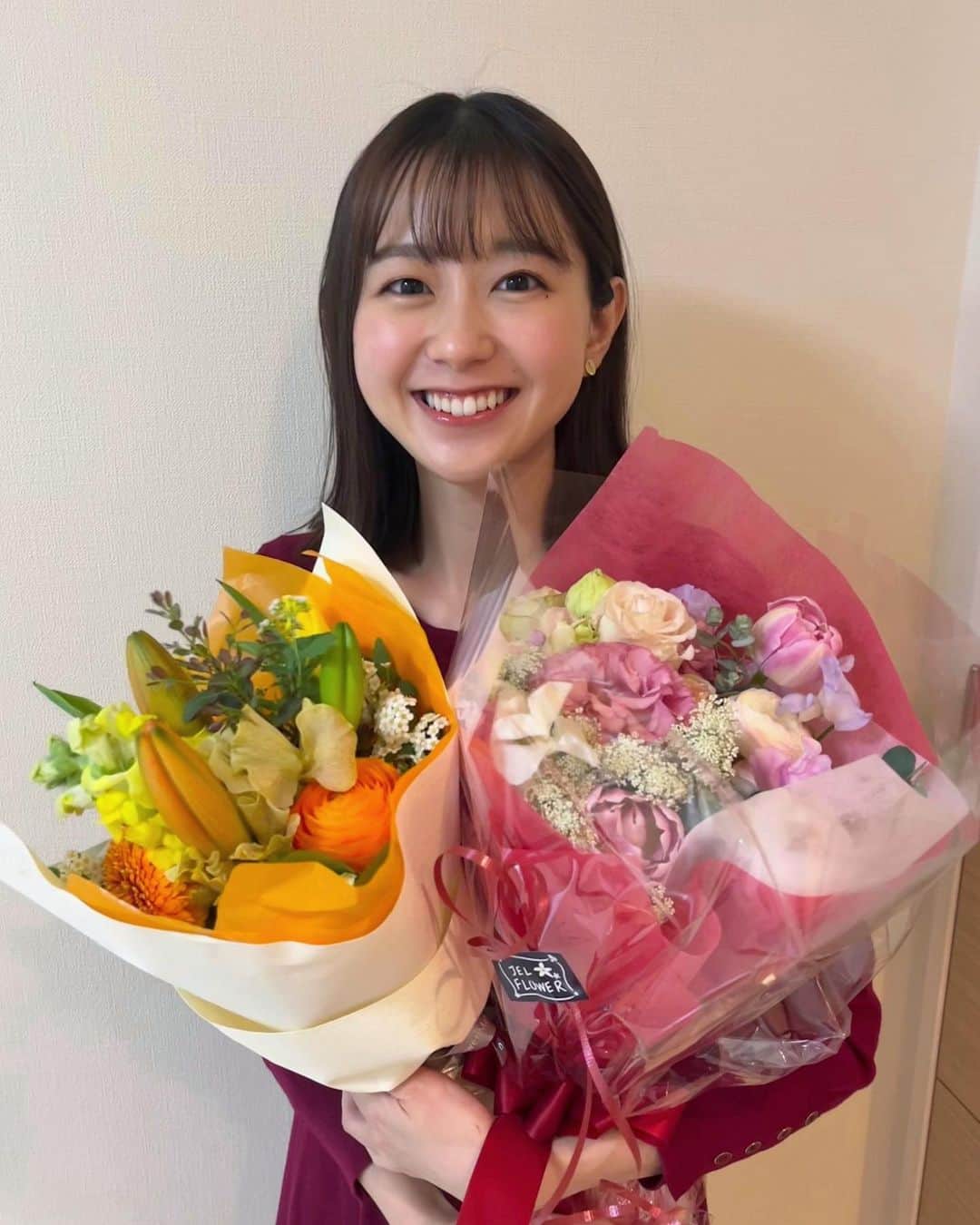 若林有子のインスタグラム：「1年半担当した「報道1930」昨日で卒業でした🌸  一つのテーマをじっくり深掘りする硬派な報道番組。 担当する前は少し不安もあったのですが、 そんな心配はすぐに吹き飛ぶほど、 松原さんや堤さんをはじめ、皆さんに本当に温かく優しく支えてもらいました💐  本番中も思わず放送に見入ってしまうほど勉強になるお仕事で、 「1930見ているよ」と声をかけていただけるのがすごく嬉しかったです！ ご覧いただいた皆さま、ありがとうございました😊  放送後には大きな花束とプレゼントまで。 最後まで愛ある優しさに感謝です🕊  #報道1930 #卒業 #花束」