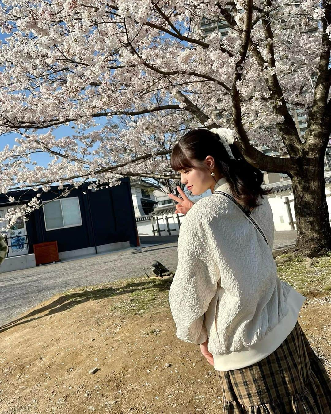 竹内彩姫さんのインスタグラム写真 - (竹内彩姫Instagram)「☁️  あけましておめでとうございます🌸  本日掲載していただいた  #FLASHスペシャル が発売されました☺️」3月31日 21時58分 - takeuchisaki_1124