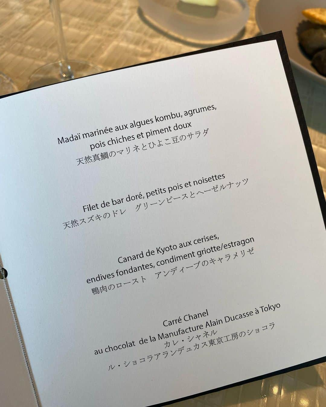 原幹恵さんのインスタグラム写真 - (原幹恵Instagram)「4月7日にリニューアルオープンする「ベージュ アラン・デュカス東京」でランチ✨✨ @beige_restaurant   CHANELらしさが散りばめられた空間の中で頂くお料理はどれも美味しくて、幸せすぎる時間を過ごすことができました😊  チョコレートのデザートにはCHANELのモチーフで有名なカメリアのデザインが😍💕  最上階にあるルーフトップバーもとっても素敵でした✨✨  #beigealainducassetokyo  #ベージュアランデュカス東京  @lejardindetweed」3月31日 21時58分 - mikie_hara.official