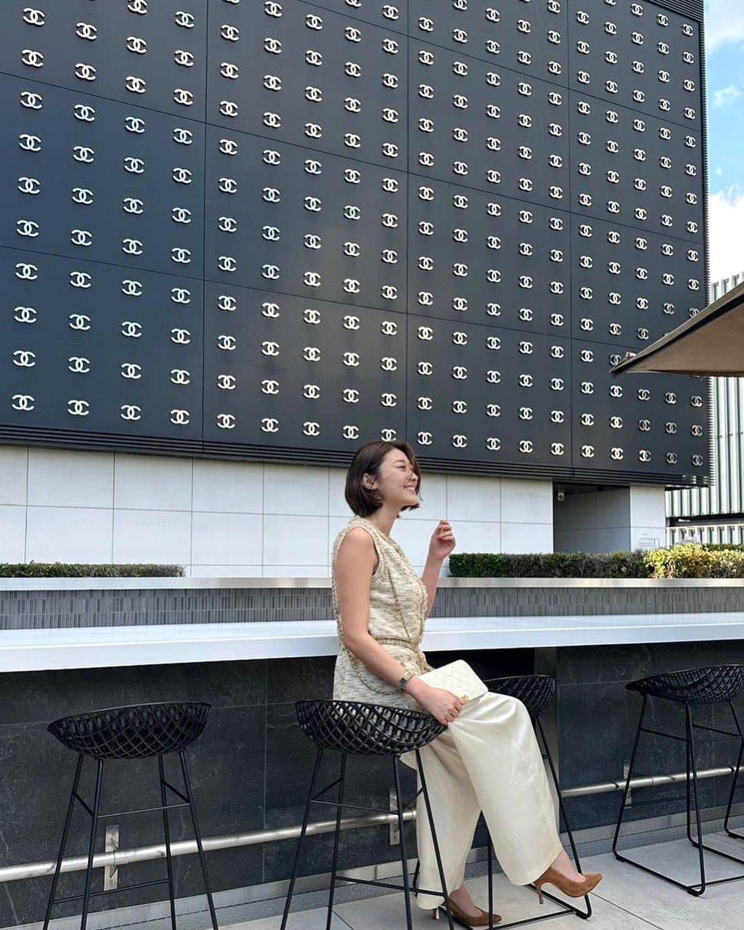 原幹恵のインスタグラム：「4月7日にリニューアルオープンする「ベージュ アラン・デュカス東京」でランチ✨✨ @beige_restaurant   CHANELらしさが散りばめられた空間の中で頂くお料理はどれも美味しくて、幸せすぎる時間を過ごすことができました😊  チョコレートのデザートにはCHANELのモチーフで有名なカメリアのデザインが😍💕  最上階にあるルーフトップバーもとっても素敵でした✨✨  #beigealainducassetokyo  #ベージュアランデュカス東京  @lejardindetweed」