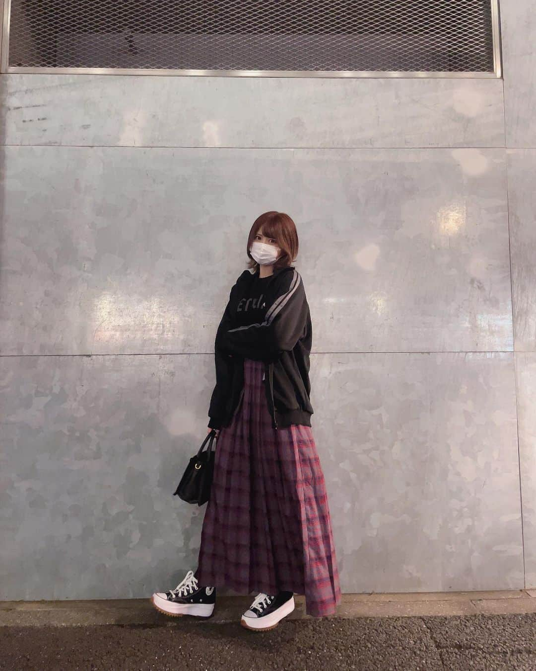 佐藤まりんのインスタグラム：「. 春ずっと眠たい🥱 そんなお仕事帰りです〜 . tops #beams #netflix  outer #lonely論理  skirt #jouetie  sneaker #converse  bag #charlesandkeith  . . . #黒tシャツ #黒t #黒tシャツコーデ #黒tコーデ　#ラインパーカー #ジャージコーデ #ジャージ #チェックスカート #チェックロングスカート #ロングスカート #ロングスカートコーデ #ロングスカートスタイル #ロングスカートとスニーカー #コンバースコーデ #コンバースハイカット #コンバース女子 #コンバーススニーカー #厚底スニーカー #厚底 #厚底シューズ #春ヘアカラー #ロブ #ロブヘア」