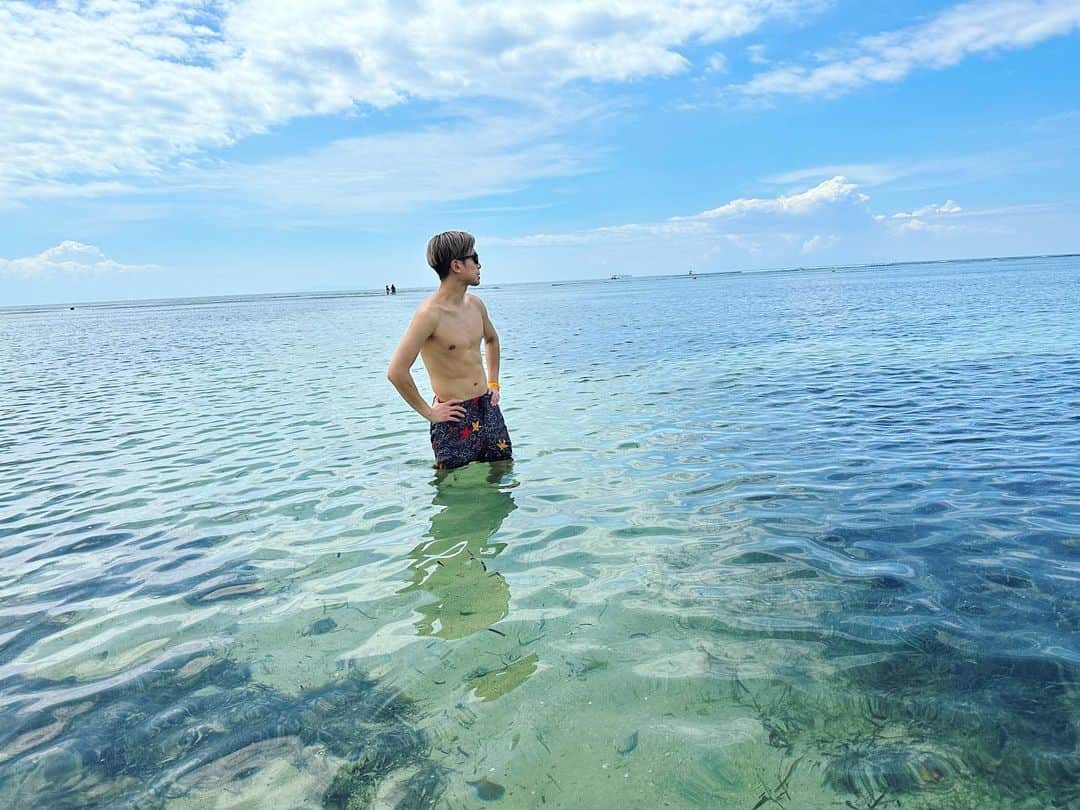 義文のインスタグラム：「3月も終わり。  斬波として、色んな場所でライブさせていただき感謝しています🌊 会場に足を運んでくれた波族の皆さんありがとう。  新しく配信も始めましたが、こちらも色んな方に見てもらえて良かった。 より自分らしくいれる環境として大切にしていきたい🍀  他にも新しい事に挑戦したり、色んな出逢いもあったりと凄く刺激的な1ヶ月だった。  明日からも変わらず、学んで遊んで色んな世界を堪能する。  4月も自分なりに成長を楽しんでいく♪ たくさん遊んでね😌  #斬波 #zanpa #live  #stiltscalatagan #philippine」