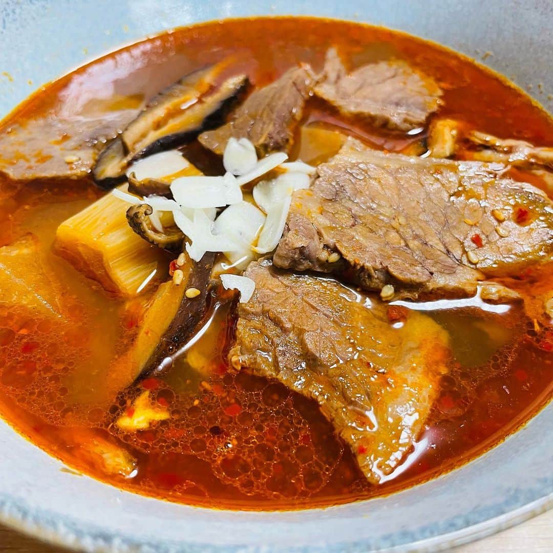 パーマ大佐のインスタグラム：「これ、マジで美味しかった！ お湯で解凍するだけでこんな美味しいカルビクッパ食べられると思わなかった！ 特にお肉...これは食べて欲しい！  @slcreations_official さんの「焼肉屋さんのカルビクッパ」是非😁  #パーマ大佐  #自炊男子  #絶品グルメ  #焼肉屋さんのカルビクッパ  #おうちごはん  #安心安全な食材  #冷凍食品  #slcreationsのある暮らし」