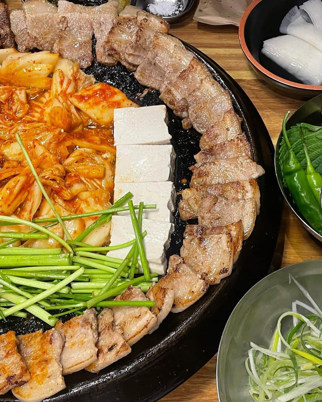 のインスタグラム：「食テロ失礼致します🇰🇷 自家製キムチが美味しすぎる （最近韓国も、中国産キムチが増えてるから国産って言うのが重要らしい）サムギョプサルの人気店 #무쇠김치삼겹 私は신사점（シンサ店）に @u.ri_glass が並んでてくれて行ってきました🥹 ゆりと食の好みが合うから、毎回連れて行ってくれるお店最高に美味しい❤️  ミナリ追加して、 お肉もうまぁ〜 そしてキムチ美味しすぎるぅ〜  あと、締めのグクス、、、 なみなみグクス、、、 美味しすぎて、やばかった、、、  今も書きながらヨダレ、、、🤤  韓国毎月行ってると、サムギョプサル系食べないんだけど ここは別格の美味しさで、また行きたい！！  #무쇠김치삼겹신사점 #1日1こうこりあさんぽ」