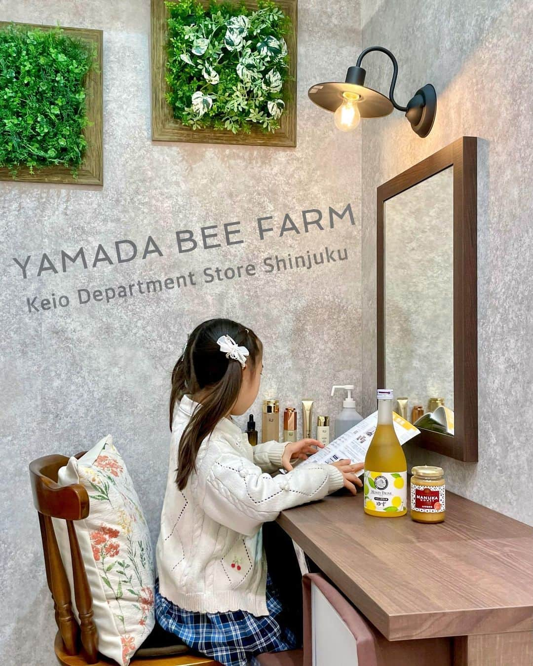 こままりえのインスタグラム：「はちみつ好きさん必見🐝🍯 大好きな山田養蜂場 @yamada.bee_official の 京王百貨店新宿店の4階にオープン🎉 リアルショップがとても嬉しくって 娘ちゃんと早速遊びに行ってきました✨  化粧品や健康食品、自然食品などなど バラエティ豊富な商品たちは 見ているだけでもかなり面白い〜💛  娘ちゃんはマヌカハニーの試食に 目を輝かせていました🍯✨ お気に入りのゆずハニードリンクを飲みながら カタログをパラパラめくる姿は大人顔負け🤣  オンラインショップで買う前に 実際に店舗で実物を見て試せたり カタログをじっくりと見ながら 店員さんに気軽に相談できるのは嬉しい限り😆🐝  とりあえず迷ったときは ここに行けばOKといって過言ではありません😝💛  一度店舗でタッチアップしてじっくり選んでみて 気に入ってリピートする場合は おうちでポチッと通販で買えるから便利☺️ リアルショップ是非チェックしてみて下さい🐝🤍💫  #山田養蜂場公式インフルエンサー #山田養蜂場 #京王百貨店新宿店 #ゆずはちみつ #リアルショップ #タッチアップ #ゆずハニードリンク #テイスティング #マヌカハニー #はちみつ好き #アピセラピー #アピセラピーコスメティクス #はちみつ美容 #蜂蜜美容 #ママ美容 #ママコスメ #娘ちゃんの成長記録 #5歳11ヶ月」