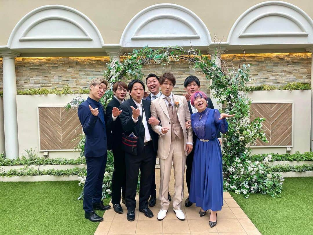 かわなみchoy?のインスタグラム：「💍 👋choy?👋what's a photo?💥 💍 💍 久保田一門の一員の （Everybodyと松本さんしかいない） スカイサーキット松本さんの 結婚式行っちゃった🎉🎉🎉 松本さんのお色直しを一緒に Everybodyで見送っちゃった👼👼👼 松本さんのお母さんへの 手紙で なぜかタクトが泣いてた🤕🤕🤕 💍 💍 #ご結婚おめでとうございます  #久保田一門  #松本軍団  #スカイサーキット松本さん  #タァース #ソレイウ #happywedding  #ちょいぽと  #face」