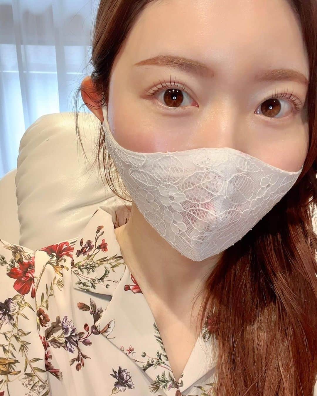 松田唯花さんのインスタグラム写真 - (松田唯花Instagram)「ずっと欠かさず行っているサロン『eyeroom mira恵比寿店』。 えりさんのまつ毛パーマ、目元が一気に可愛くなる！  一人一人の目とまつ毛に合わせて施術してくれるオーナーのえりさんのセンスが抜群すぎるの。  今回まつパと、久しぶりのマツエクのどっちをやろうか悩んでいたら、私の顔立ちや目元、理想の顔、今後の予定(撮影があるかどうかなど)をしっかりと聞いてくれて、超親身にカウンセリングしてくれた😭✨  結果、まつパにして、目尻を横に流して目が横にも大きく見えるようなデザインにしてもらったら大正解！  ナチュラルで、マスカラやアイライン無しでも目がぱっちりするようになった😍  ちなみに今まではまつ毛を全体的に根本からグッとカールさせるデザインだったので、少しイメチェン💡 今の気分は今回のデザイン☺️  えりさんに相談してよかった💕 えりさんにお願いしてよかった💞  ・駅近 ・丁寧で上手 ・持ちが良くてコスパ◎ ・雑誌にも掲載の実力店 ・えりさんの美容知識半端ない  eyeroom miraの良いところを挙げてみた☺️💗  まつ毛が上向きになると瞳に光が入りやすくなってキラキラする！✨  ビューラーしなくていいのも楽だし、まつ毛も傷めないし、絶対にやったほうが良いよって勧める美容の一つ。  『eyeroom mira 恵比寿店』 @eyeroom_mira  📍渋谷区恵比寿西1-2-1 エビスマンション405 (恵比寿に2店舗あるよ♡)  ホットペッパーからがお得です💛 たくさんのフォロワー様が行ってくれてるみたいで嬉しいです🥹💕 えりさんから聞いてます🌼  サロンで会えたらいいなぁ🥰  #eyeroommira #eyemakeup #makeup #アイルームミラ #アイメイク #メイク #恵比寿サロン」3月31日 22時17分 - yuika_matsuda.official