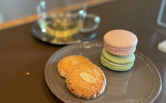前田彩名さんのインスタグラム写真 - (前田彩名Instagram)「土日に3年間お届けしたα‐STATION「TEA FOR TWO」が終了しました。  番組でもお話しましたが、 たった1時間の番組に たくさんのスタッフが携わっている番組でした。  原稿を書くライターさん、 #ちょこモグ お店取材&原稿に起こすスタッフ、 選曲&番組を進行するディレクター、 お茶を淹れてインスタにお菓子をアップしてくれるADちゃん、 スタジオで音出ししてくれるミキサーさん、 ゲストとして登場してくださる方々。  私はDJとして、 リスナーさんの1番近くに居させてもらっただけで、 自分で準備する部分は少なくて。 (ゲストのインタビュー原稿書いたぐらいか‥？)  そのおかげで、 こんなに肩の力を抜いて生放送できたことは 今までになかったので、良い経験が出来ました。  はじめはゆったり喋るのが難しかったのですが、 これが気持ちいいかもって思うほどに馴染みました☺️  これからも五感を大切に日々を過ごしたいなって思うし、 スタッフが毎週しっかり準備してくださったおかげで、 落ち着いた気持ちで生放送ができたことは、 私にとっても自信になりました。  4月からはちょっとギア上げる感じになると思うのですが、リラックスした感覚は引き続き大切にしたいです⚙  4月からはα‐STATIONでは 毎週月曜日の19時から、 「Awesome New」を担当します🎤  引き続き、よろしくお願い致します📻//／♫」3月31日 22時19分 - ayana.maeda