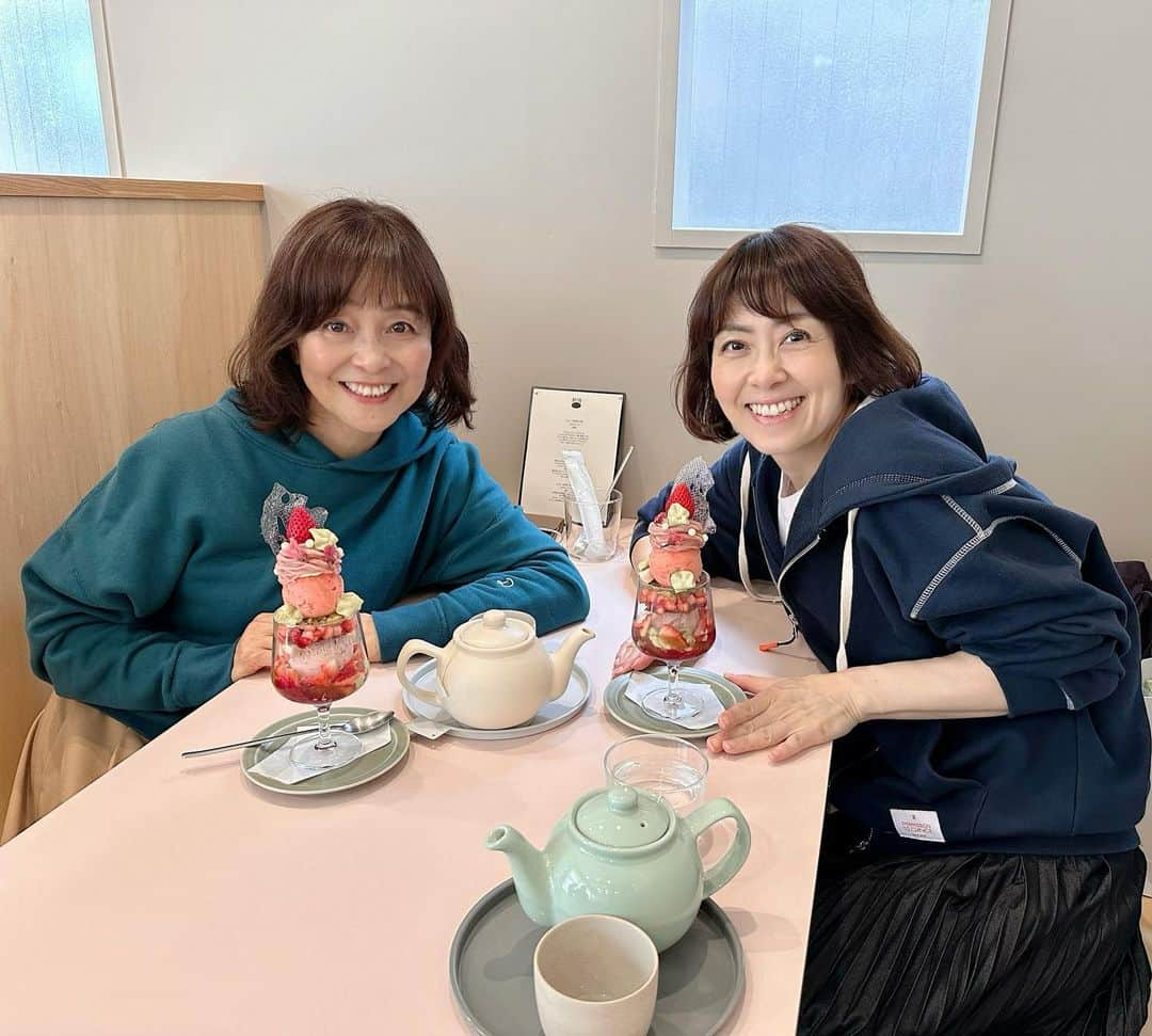 日髙のり子さんのインスタグラム写真 - (日髙のり子Instagram)「🍓 #あさイチ のお料理コーナーなどを担当している駒ちゃんこと #駒村多恵 さんとパフェを食べに行きました✨✨ ⁡ 最近、北海道では〆のパフェが流行っているとか💓大人のパフェの専門店があるとか💓聞くじゃないですか〜😍 そんな中、駒ちゃんがインスタに美味しそうなパフェをのせているではありませんか！？😳 「連れてって〜💕」とおねだりして… 今日、連れて行ってもらいました🙌 ⁡ 美味しかったぁ〜🥰 桜のお茶とともにいただきました🌸🍵 私の方ががとってもお姉さんなのに、ご馳走になってしまいました…😅 駒ちゃん、ありがとう❣️ 今度は私にご馳走させてね😘  #ティータイム #パフェ #🫖 #🍓」3月31日 22時20分 - nonko_hidaka531