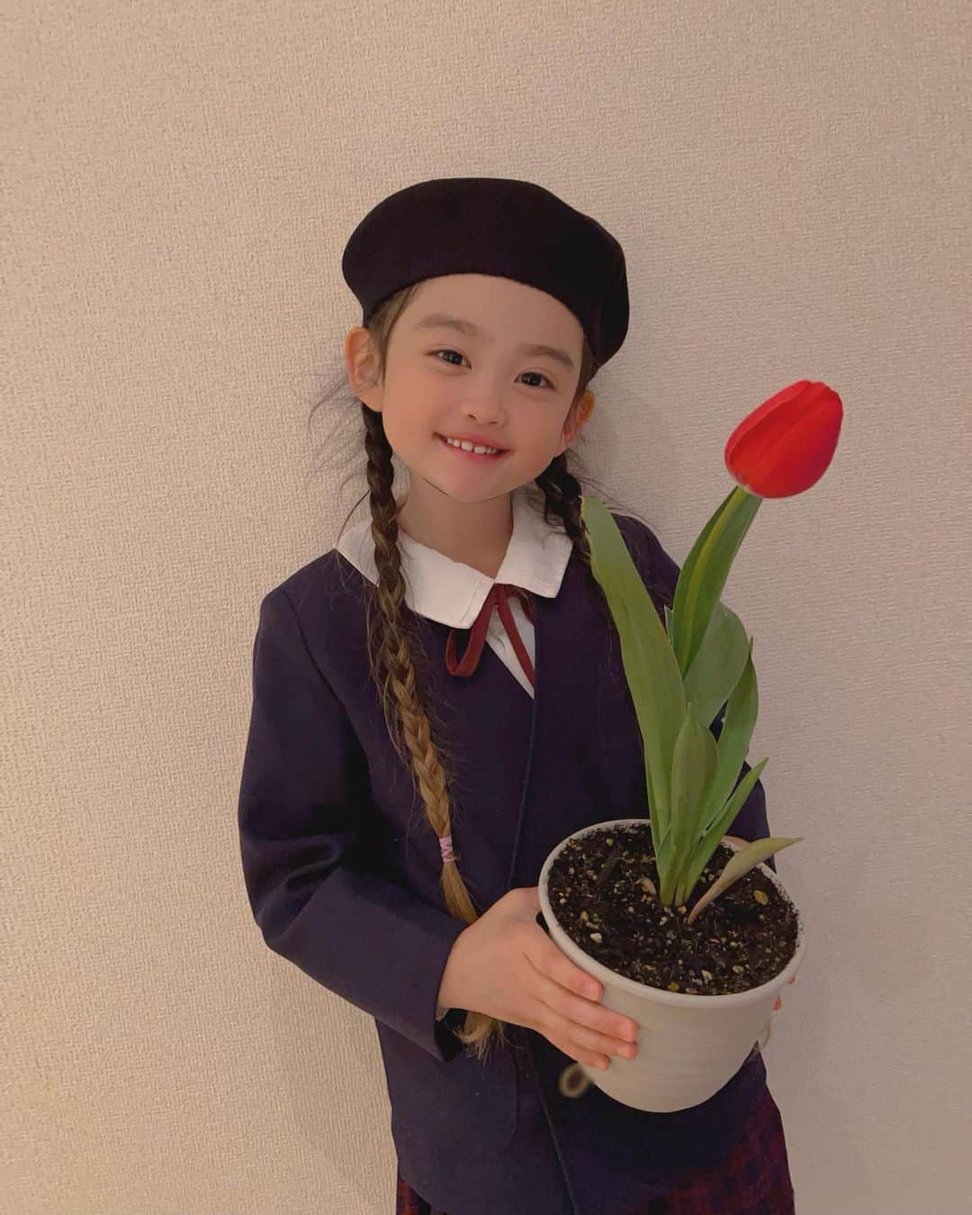 芹澤明日香さんのインスタグラム写真 - (芹澤明日香Instagram)「. My proud daughter and i love you.  今日で制服ともお別れ🌸  卒園式が3/3で早かったけど今日が本当に 最後の日で保育園で先生やお友達とハグして 泣いちゃったみたい🥺  先生達は玄関でみんな同じことを言ってくれたの  『何かあったらこの保育園においで！ もしかしたらお家に入れない時もあるかもしれない （ママの仕事で）そうなったら迷わずいつでもここにおいで なんかあったらママに電話してあげるから！ 先生達はずっと応援してるし絶対いるから』って それを聞いてる私は涙堪えるのに必死で先生と まともにお話しできなかったよ😭  時に園とぶつかるというかお友達問題とか出てくると思うの 基本的には園では先生にお願いする側なので任せてるし 怒るも叱るも成長も含めて先生を信用してる✨ けど時に方針に疑問を持った時もあった。 担任の先生も主任の先生もきちんと解決へ向けて お話をしてくれたり保育士という目線ではなく親としての 目線で見てくれて涙流してくれた先生もいて私も泣いたことも。 その涙は『あなたの優しい気持ち、優しい心 お友達への優しくて子供なのに寛大な心で そして何よりも笑顔でお友達と仲良くしてたから』だよ👧🏻 そんなあなたが私の自慢の娘だよ💗  先生方の『何かあったらおいで』その一言が今の私にとって とても暖かい言葉に感じて娘の居場所を増やしてくれたんだと そう思うと涙が出てきちゃう… 親よりも長く過ごす園生活、先生方本当に本当に ありがとうございました🧡  ♪ぼくのたからもの♪ 卒園式で歌ってくれた曲でとても良い歌詞で号泣😭 歌いながら泣いてる子もいて更に泣いた😭  #卒園  #20230331 #卒園おめでとう #先生方ありがとうございました  #春から小学生  #自慢の娘  #mydaughter  #mylove」3月31日 22時30分 - 1219asuka