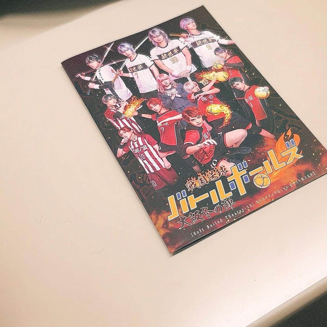 広瀬彩海のインスタグラム：「#戦国送球 本番真っ盛りです。 今日どっと疲労が来たので、お風呂に浸かってゆっくり寝ます🫶🏻 1年以上共に走り続けてきたこのシリーズが終わってしまうことはとても寂しく、楽屋や袖でひとつひとつのみんなの台詞を噛み締め胸に込上げる気持ちを小松姫に乗せ伝える毎日です。  あと2日、4公演全力で駆け抜けます。 見守っていてね！  2枚目は来てくれた方ならわかるあの人の衣装。初出し情報？ですが、当たり前に私の私物です。」