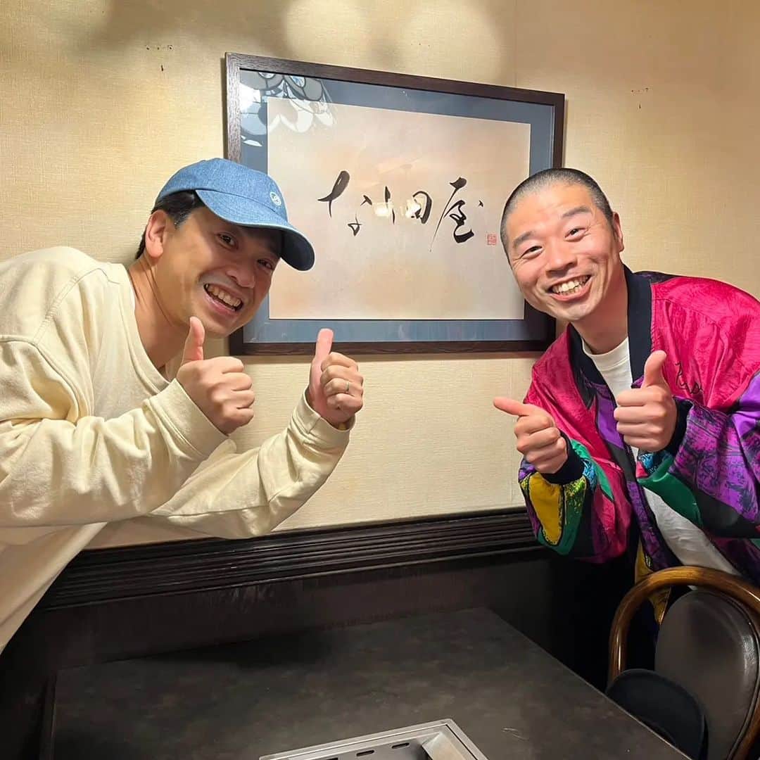 のインスタグラム：「京都のなり田屋さんに行ってきた！  こちらのお店の字書かせてもらいました！！  さいっこうに 美味しかったです！  やばい！  オーナーがお肉を自分で捌く。  牛タン、縦に切りはるから、すごい！  げきうま！  なり田屋  皆様、是非、字を見てお肉食べてください！」