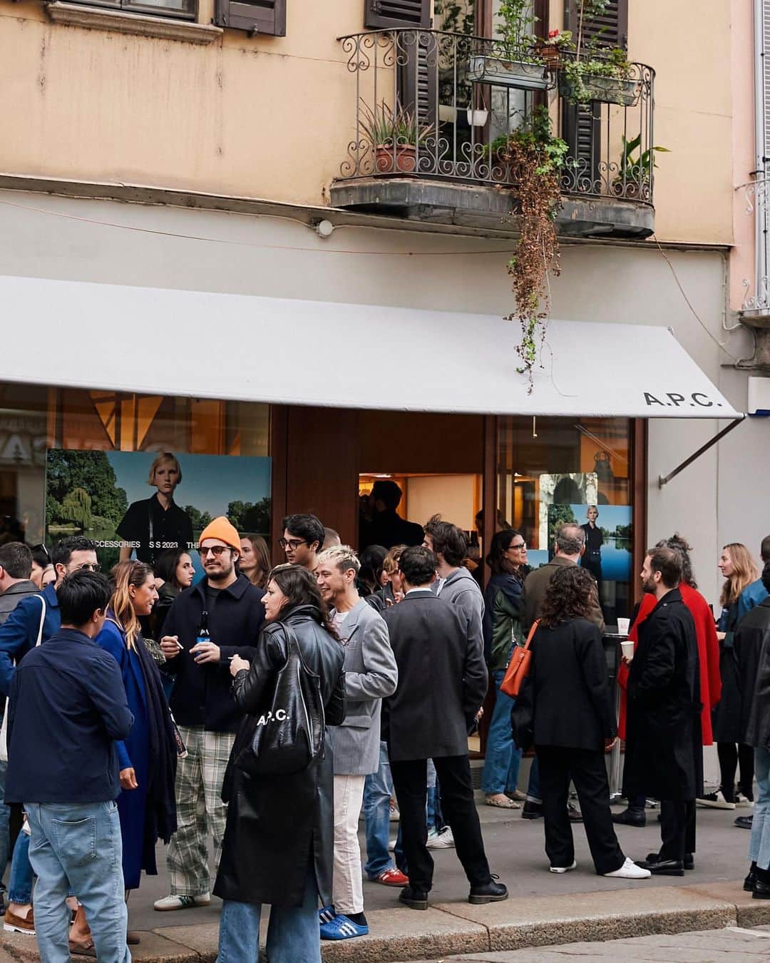 アーペーセーのインスタグラム：「Last night we celebrated the opening of our first store in Milan with our friends and family.   Thank you all for the warmest welcome and see you at A.P.C. Milan.  Via Ponte Vetero 13 20121 Milano, Italy  #APCMilan #APCStore #APCParis」