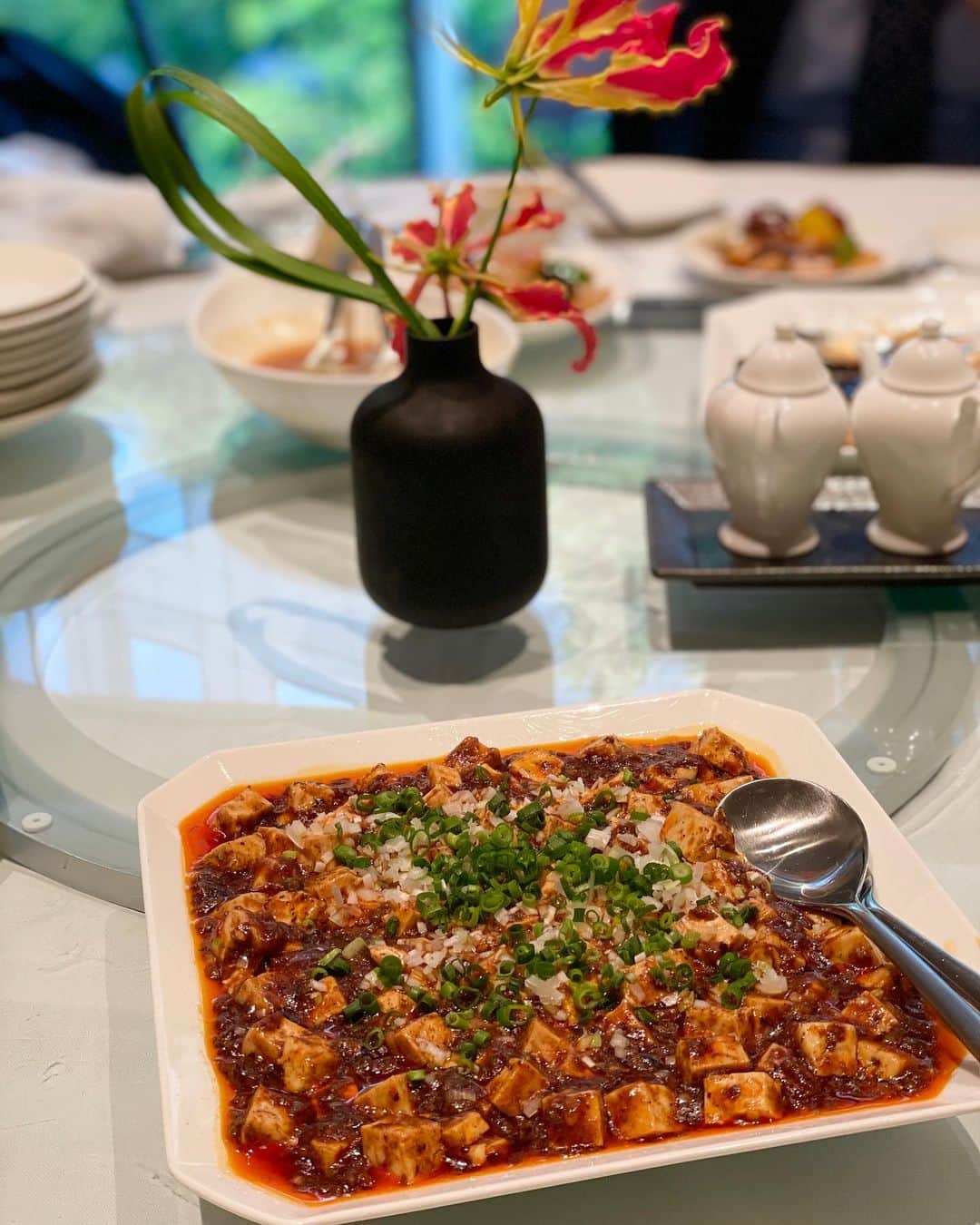 nobukoのインスタグラム：「先日家族の食事会でザ キャピトルホテル東急の星ヶ岡へ😊✨ 個室はゆっくりできるし、美味しかった🥰中華は大人数で来るのが良い😊 オーダービュッフェだったからいろいろ頼めて、フカヒレ美味しかったな😍 写真は載せきれないので一部だけ。 中華大好きファミリーだから、家族の食事会は中華率高めな気がする😋　 サービスもとても良かった✨  ロビーフロアのORIGAMIのアフタヌーンティーは3ヶ月前から予約取れるのにいつも瞬殺で取れない🥲 とても綺麗だから今度泊まりたいな😊この日は海外の宿泊客の方も多そうだった🌸  #星ヶ岡 #ザキャピトルホテル東急  #chineserestaurant  #中華 #familylunch #thecapitalhotel」