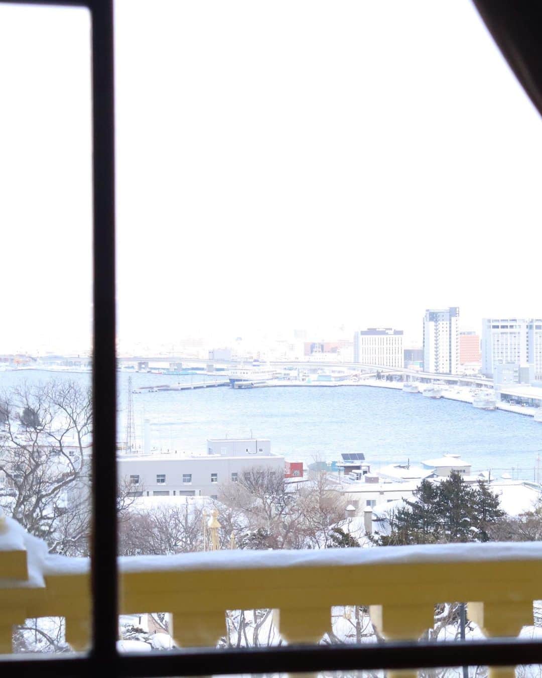 下口ひななさんのインスタグラム写真 - (下口ひななInstagram)「ゆっくりと ⁡ ⁡ ⁡ ⁡ ⁡ ⁡ 写真撮るのが楽しすぎる場所でしっかり1時間くらい居ました ⁡ また行きたい ⁡ 次は出窓みたいなところ出て函館を思いっきり感じたいですね ⁡ ⁡ #旧函館区公会堂 #函館 #ゆったり」3月31日 22時25分 - shimoguchi__177