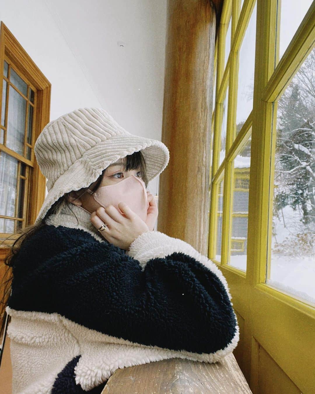 下口ひななのインスタグラム：「ゆっくりと ⁡ ⁡ ⁡ ⁡ ⁡ ⁡ 写真撮るのが楽しすぎる場所でしっかり1時間くらい居ました ⁡ また行きたい ⁡ 次は出窓みたいなところ出て函館を思いっきり感じたいですね ⁡ ⁡ #旧函館区公会堂 #函館 #ゆったり」