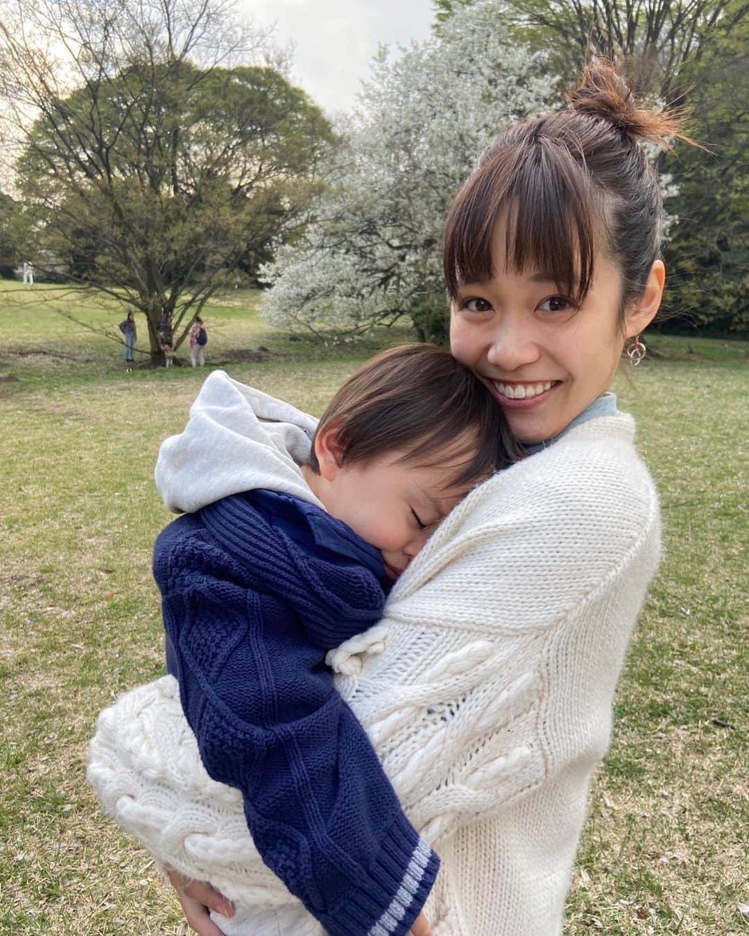 VANRIさんのインスタグラム写真 - (VANRIInstagram)「☺︎< My energy is made by your smile🌸  「明るいね」「元気だね」って言われるたびに 周りの人たちみんなが元気をくれるお陰だと痛感する  祖母が耳にタコができるくらいよく言っていた 「人様に感謝せんとあかんよ」が身に染みる日々ですほんと。  次の帰阪は大きくなったしょーぐんと 第二子の報告も兼ねて会いに行けたら良いなぁ〜 その時は暖かくなってきたからとて 体を冷やさない格好で会いに行かねば言われてしまう 「足首冷やしたらあかんよ」  耳にタコならぬ、耳におばあちゃん👵🏻笑  #おばあちゃんの海苔巻きが無性に食べたくなった #ちょうど60違いのおばあちゃん #もう私が誰かわからないかもしれないけど #子ども大好きなおばあちゃんに #しょーぐんの照れた笑顔を見せてあげたい　 #明日から新年度ですね #4月も笑顔でファイティンです」3月31日 22時26分 - vanri0121
