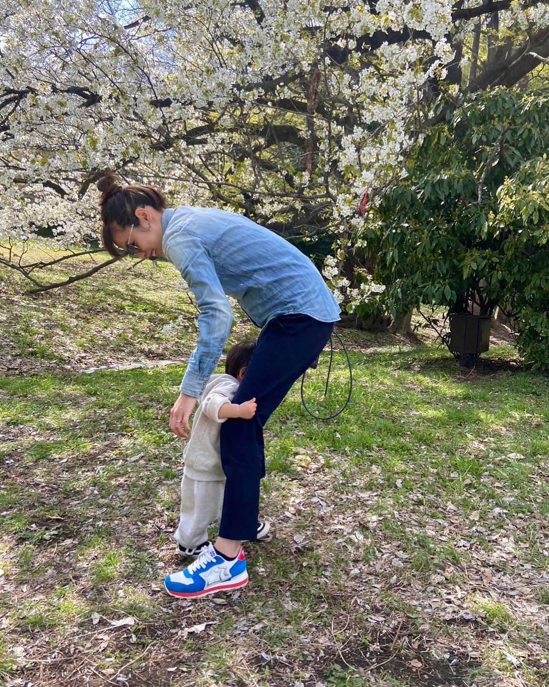 VANRIさんのインスタグラム写真 - (VANRIInstagram)「☺︎< My energy is made by your smile🌸  「明るいね」「元気だね」って言われるたびに 周りの人たちみんなが元気をくれるお陰だと痛感する  祖母が耳にタコができるくらいよく言っていた 「人様に感謝せんとあかんよ」が身に染みる日々ですほんと。  次の帰阪は大きくなったしょーぐんと 第二子の報告も兼ねて会いに行けたら良いなぁ〜 その時は暖かくなってきたからとて 体を冷やさない格好で会いに行かねば言われてしまう 「足首冷やしたらあかんよ」  耳にタコならぬ、耳におばあちゃん👵🏻笑  #おばあちゃんの海苔巻きが無性に食べたくなった #ちょうど60違いのおばあちゃん #もう私が誰かわからないかもしれないけど #子ども大好きなおばあちゃんに #しょーぐんの照れた笑顔を見せてあげたい　 #明日から新年度ですね #4月も笑顔でファイティンです」3月31日 22時26分 - vanri0121