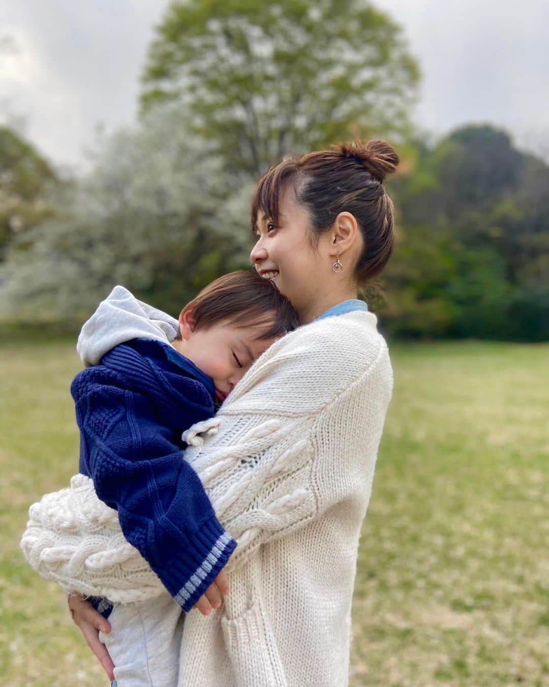 VANRIさんのインスタグラム写真 - (VANRIInstagram)「☺︎< My energy is made by your smile🌸  「明るいね」「元気だね」って言われるたびに 周りの人たちみんなが元気をくれるお陰だと痛感する  祖母が耳にタコができるくらいよく言っていた 「人様に感謝せんとあかんよ」が身に染みる日々ですほんと。  次の帰阪は大きくなったしょーぐんと 第二子の報告も兼ねて会いに行けたら良いなぁ〜 その時は暖かくなってきたからとて 体を冷やさない格好で会いに行かねば言われてしまう 「足首冷やしたらあかんよ」  耳にタコならぬ、耳におばあちゃん👵🏻笑  #おばあちゃんの海苔巻きが無性に食べたくなった #ちょうど60違いのおばあちゃん #もう私が誰かわからないかもしれないけど #子ども大好きなおばあちゃんに #しょーぐんの照れた笑顔を見せてあげたい　 #明日から新年度ですね #4月も笑顔でファイティンです」3月31日 22時26分 - vanri0121