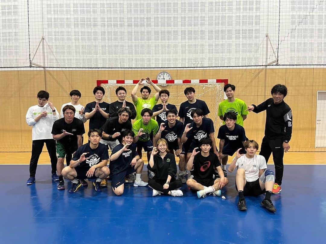 宮崎大輔のインスタグラム：「アースフレンズBMでの 一年半のトレーナーの活動、 ありがとうございました。 またチームに遊びに来て下さい。 千鶴ちゃんお疲れ様でした！！  #アースフレンズbm #ハンドボール #handball #感謝」