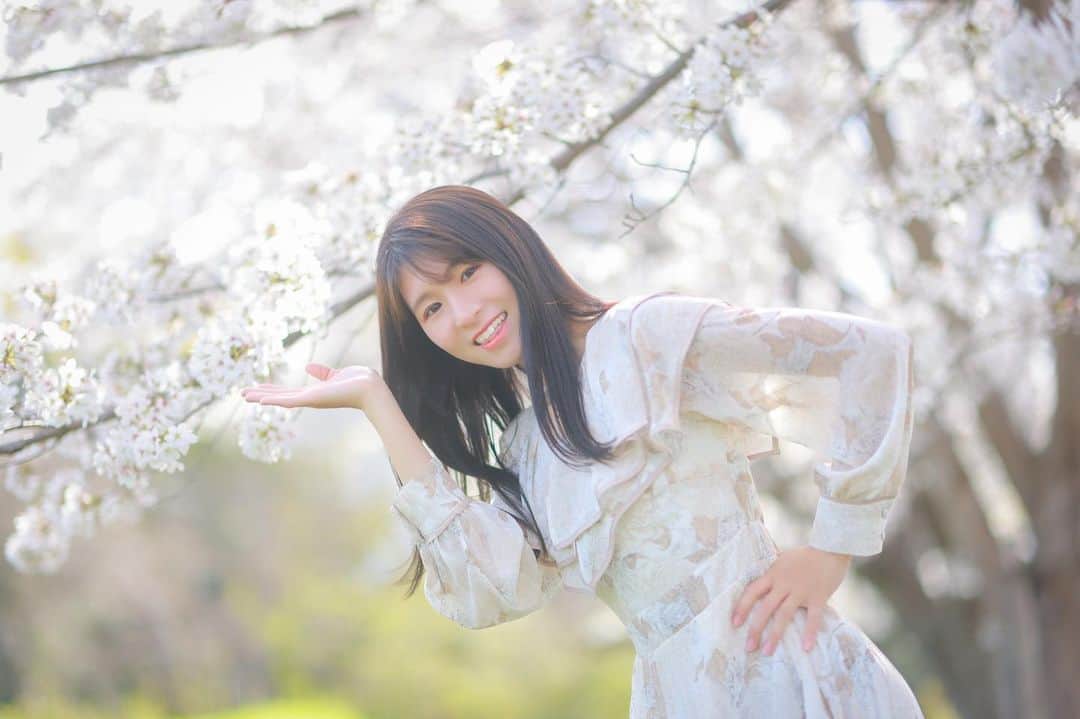 ちかちゃのインスタグラム：「. 今年も桜と撮れましたよ、 の笑顔( '֊' )‪🌸  たまにはこういう写真も いいかなと思って。 . . . photographer: @sak1photo #さきふぉと専属モデル #portrait #ポートレート #桜 #さくら」