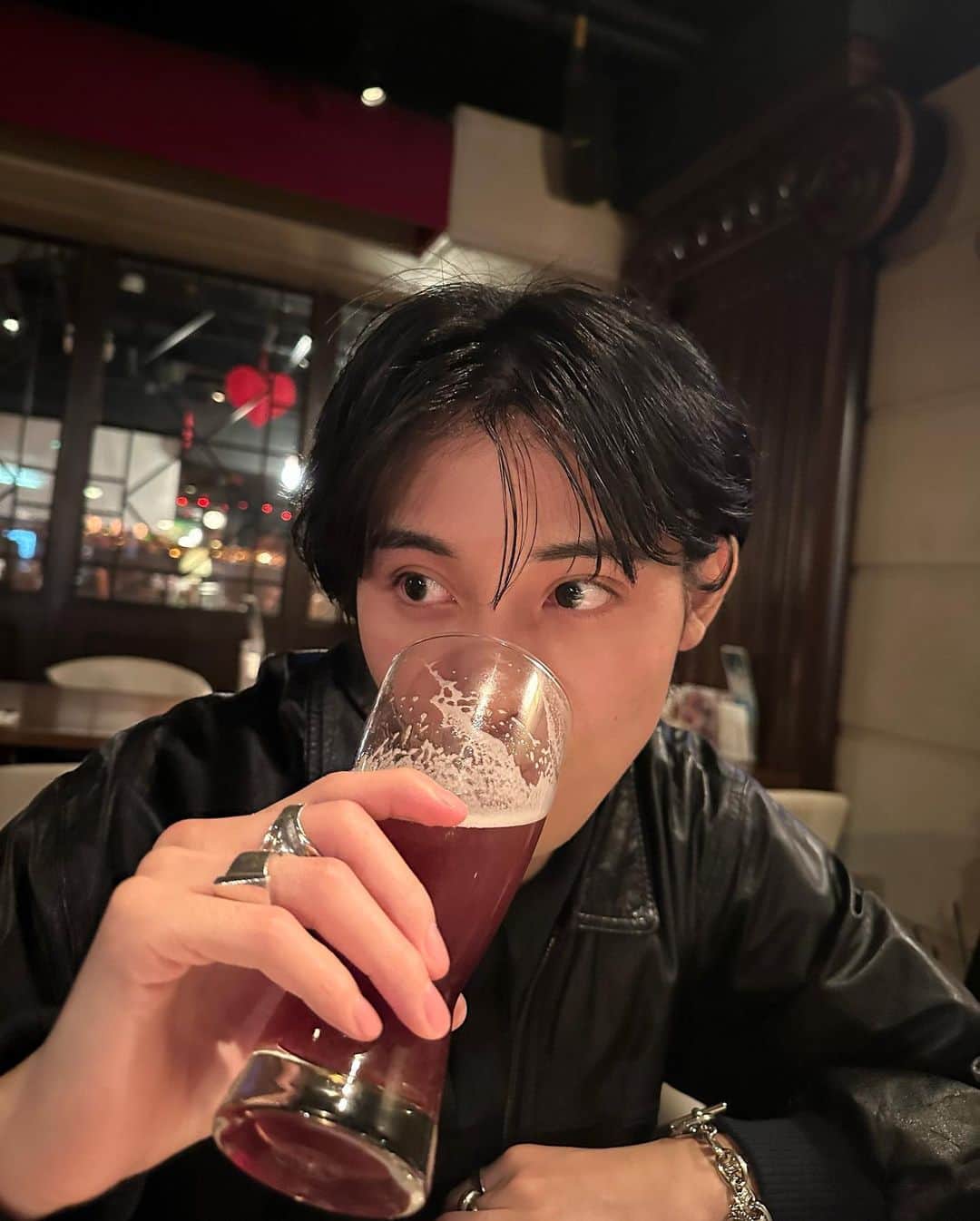 高橋龍之介のインスタグラム：「🥂 （写真何枚かぶれぶれです。すみませんぬ）  ・NetflixかHuluかAmazonprimeでおすすめの映画教えてくださいませ🎥」