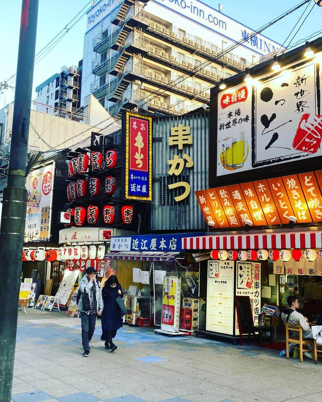 ごあきうえさんのインスタグラム写真 - (ごあきうえInstagram)「Now , OSAKA  太一、チョー久しぶり！  柳とはたまに会ってたけど、太一はオレが「ごあきうえ」になって一度も会えてなかったから、1999年以上前ぶり！  高校時代に部活の合間にピンポイントで三人でバイトしてた近江屋に行って来たよ。 太一と柳は串揚げをさせて貰ってたけどお化けみたいな串カツしか作れないオレはずっと熱燗と湯豆腐の係… だけどね、オレのTVデビューは実はこの時。 新世界で一番かっちょいい店員さん@あまからアベニュー No.1に選ばれた高校二年生のオレ。 今日、三人で話して思い出したよ。 当時、学校が厳しくて内緒だったのさ。 つか、通天閣工事中！！！  #通天閣 #通天閣通　#新世界 #Tsutenkaku #あまからアベニュー #高校時代のバイト #陸上競技部　#近江屋  #近江屋本店 #二度づけ禁止  #にどづけ禁止」3月31日 22時33分 - goakiue