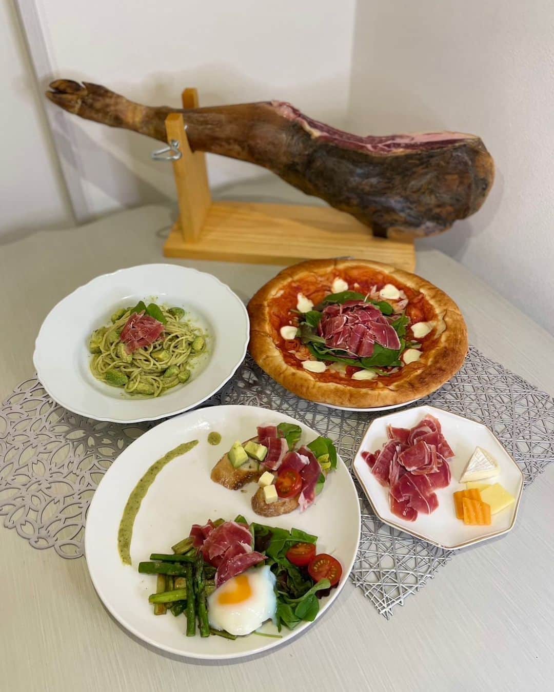 太田理恵のインスタグラム：「生ハム原木で作る生ハム尽くしのご飯🍽」