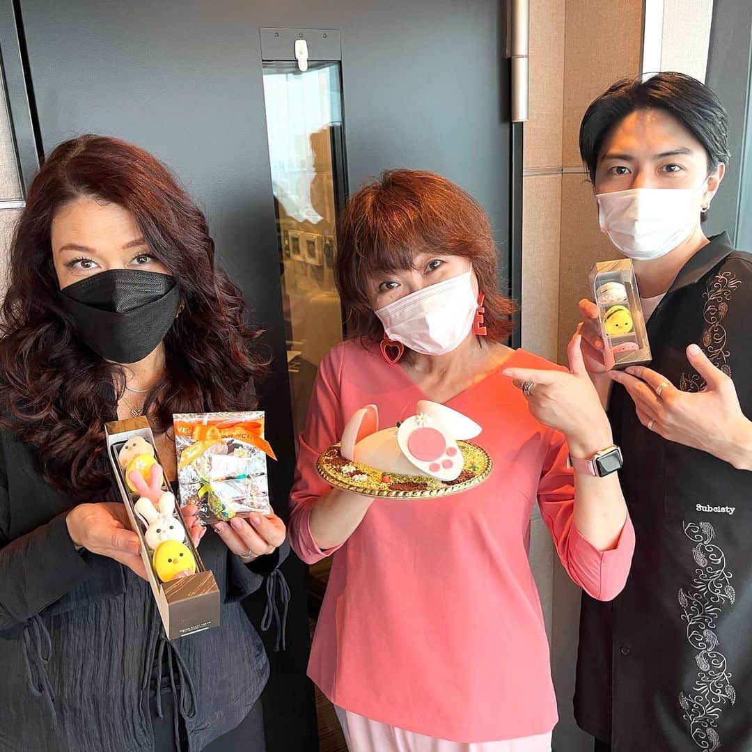 市川歩美のインスタグラム：「J-WAVE「ALL GOOD FRIDAY」の生放送で、LiLiCoさん、稲葉友さんとお話❣️  テーマは「春を彩る かわいすぎるイースターチョコレート」🐤🐰  ヴェンキの「ミニエッグス」、ヒルトン東京の「イースター・バニー」、グランド ハイアット 東京の「イースターマカロンアソート」  いずれもかわいすぎます！！！  ・2番目の写真の赤いイースターエッグチョコはLiLiCoさんからいただいたもの❤️  #チョコレート #チョコレート大好き #チョコレート好き #ショコラ #チョコレート好きと繋がりたい #イースターチョコ #イースターエッグ #chocolate  #ilovechocolate  #chocolat #chocolatelovers  #chocolate」